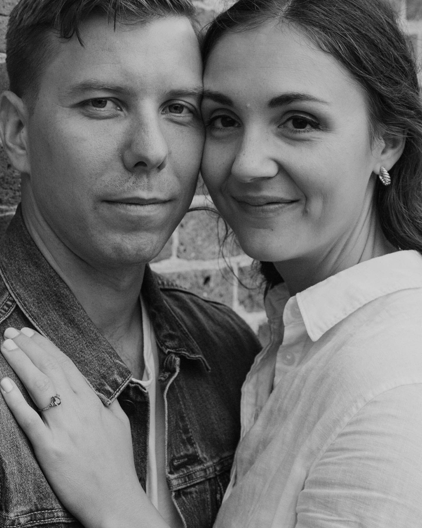 These two sweet souls are getting married today! ✨
The three of us got together last week for their engagement session in Elora and you can read all about it as it is now on the blog.  #linkinbio 
.
.
.
#whitepineimaging #weddingday #weddingphotograp