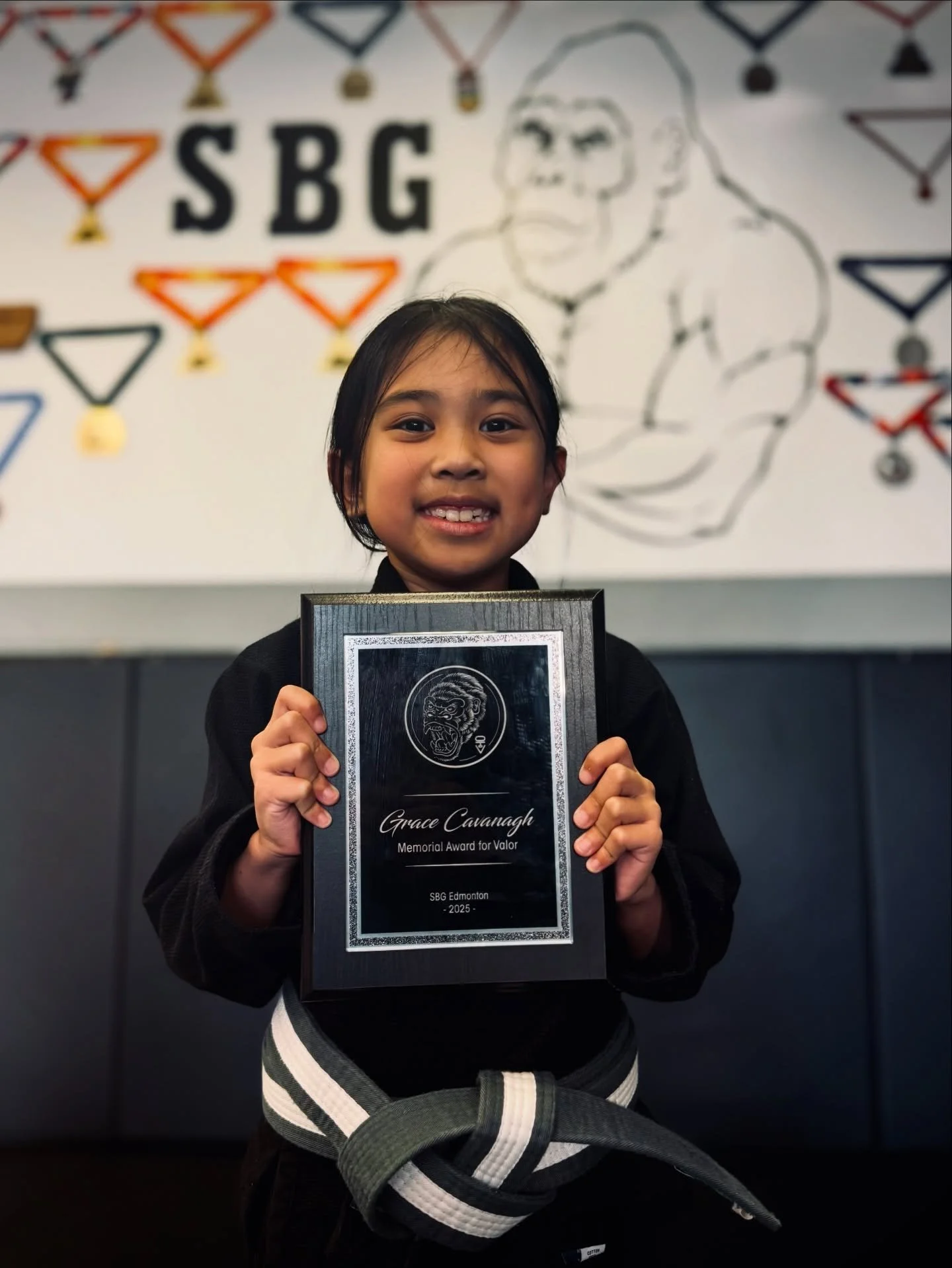 This past gorilla cup we wanted to dedicate an award in honour of a young lady that is no longer with us. 🕊️ She was fierce, courageous and loved by all who knew her. We wanted the award to represent her courage to face hard moments - in spite of fe