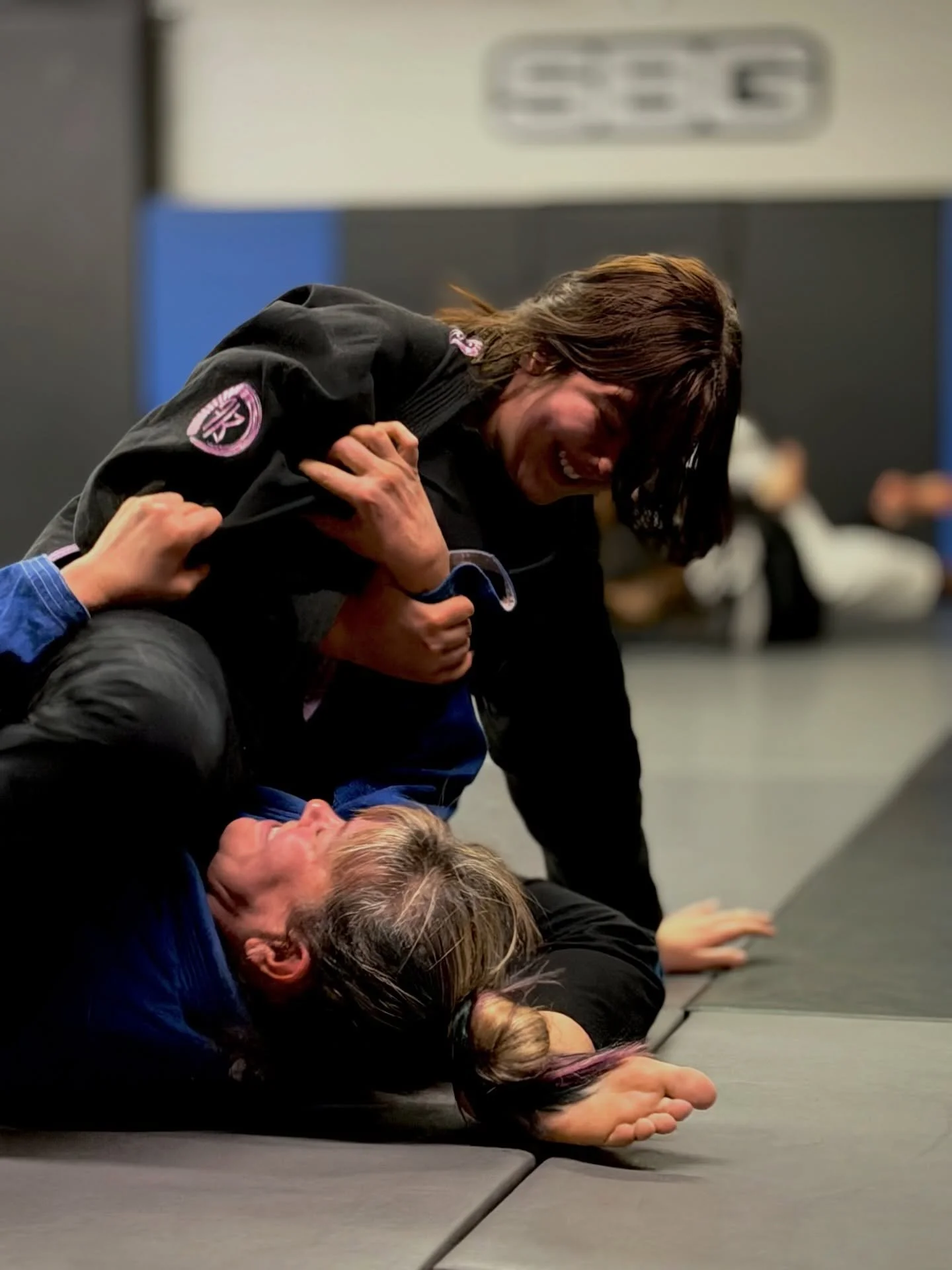 The family that plays together&hellip;#sbg #momsrolltoo #yeg #tribe #martialarts