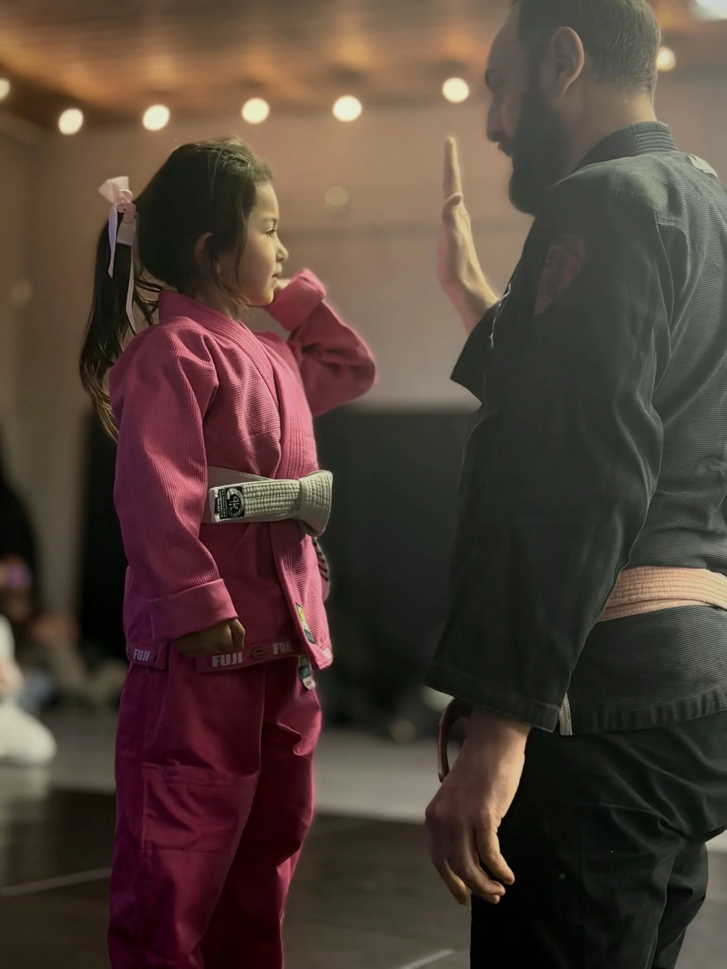 High fives to everyone that received stripes and new belts last night! Your hard work is adding up well done. Be extremely proud of yourselves. We know that we are! 💪🦍❤️ #sbg #otov #bjjyeg #onetribe #kidslovejiujitsu