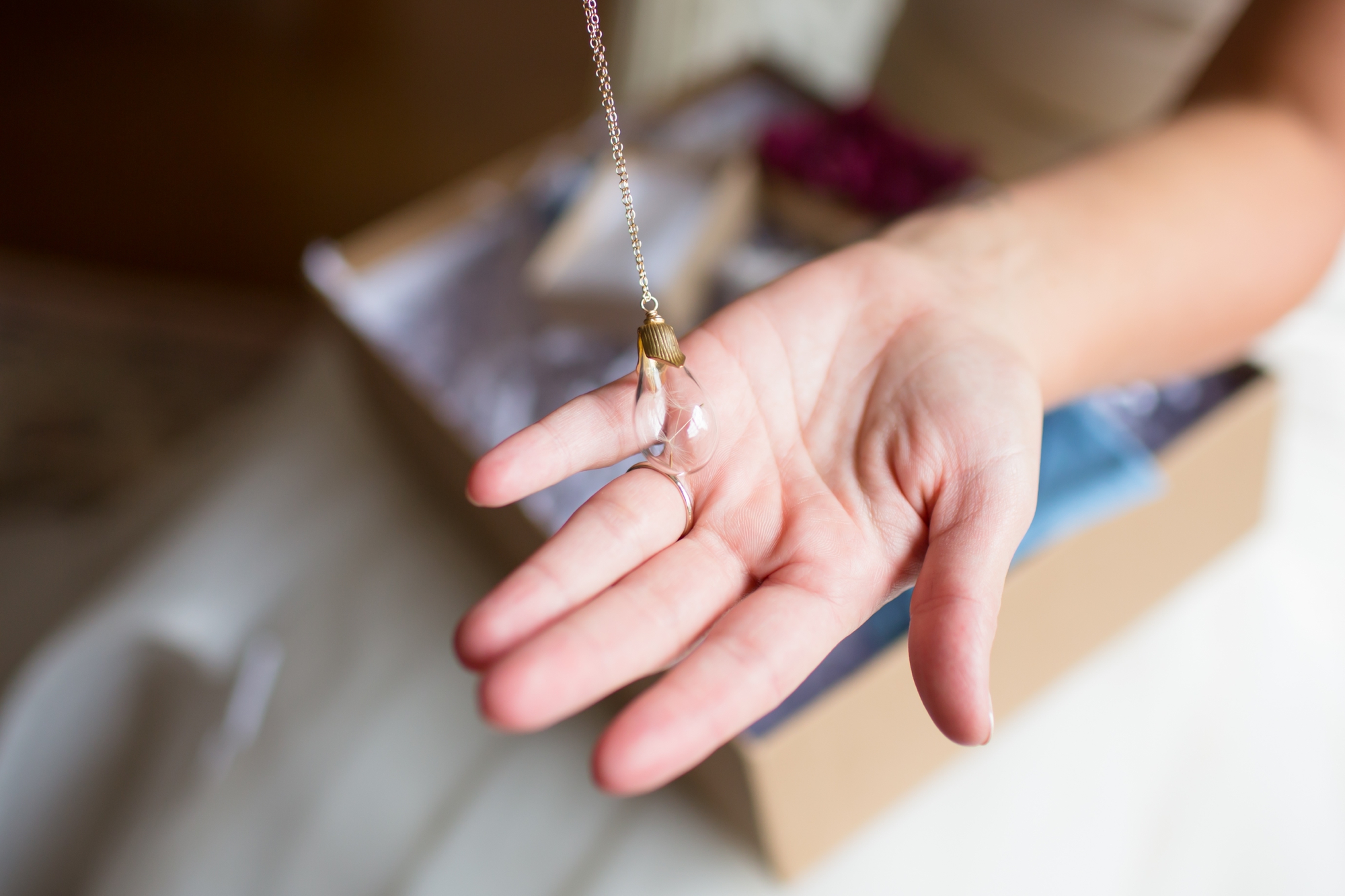  Chuck gave Leah a sweet note that said she was his wish to marry a beautiful and amazing woman and since she made his wish come true he gave her a necklace with little pieces of a dandelion in it. So adorable!! 