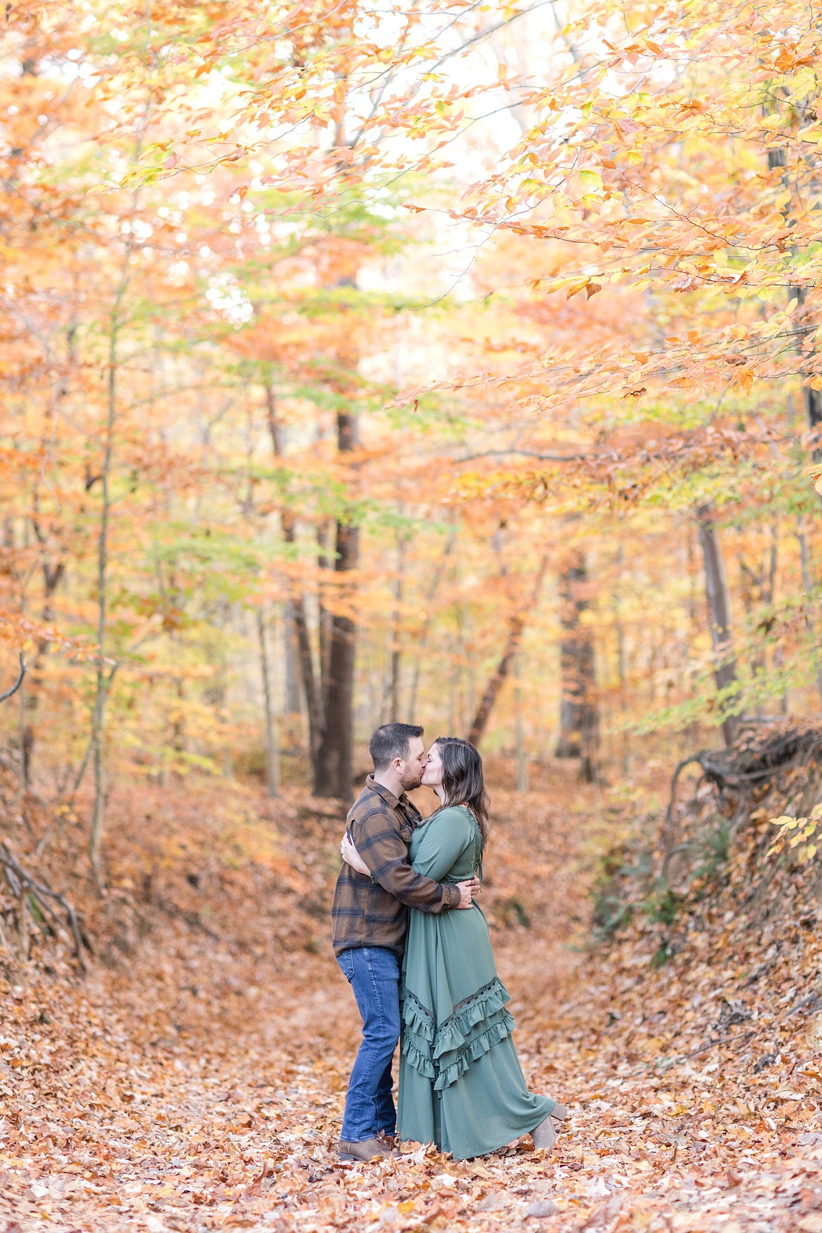 Caitlin & Travis Engagement-67_fall-engagement-annagracephotography-maryland-photographer.jpg