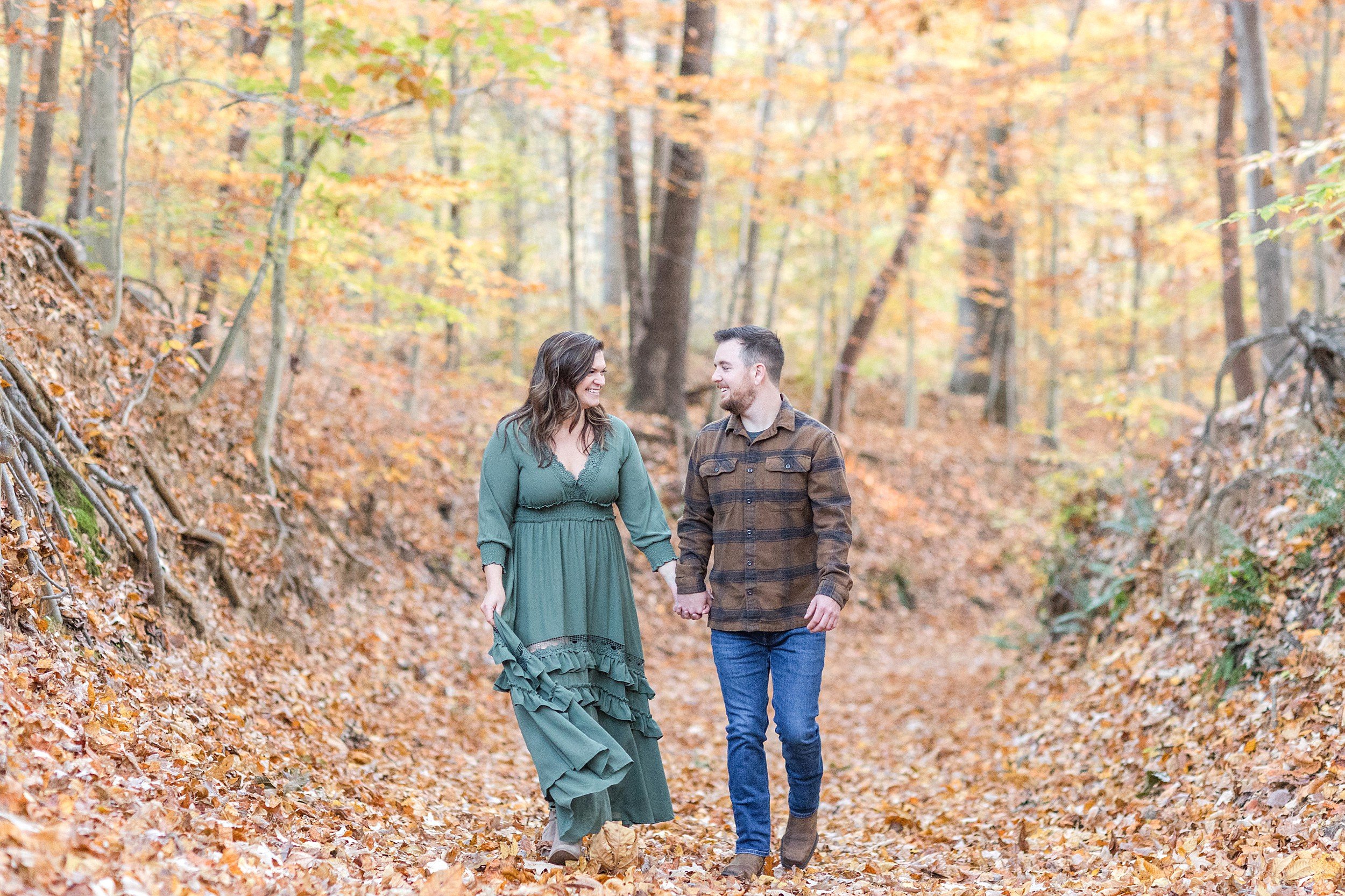 Caitlin & Travis Engagement-79_fall-engagement-annagracephotography-maryland-photographer.jpg