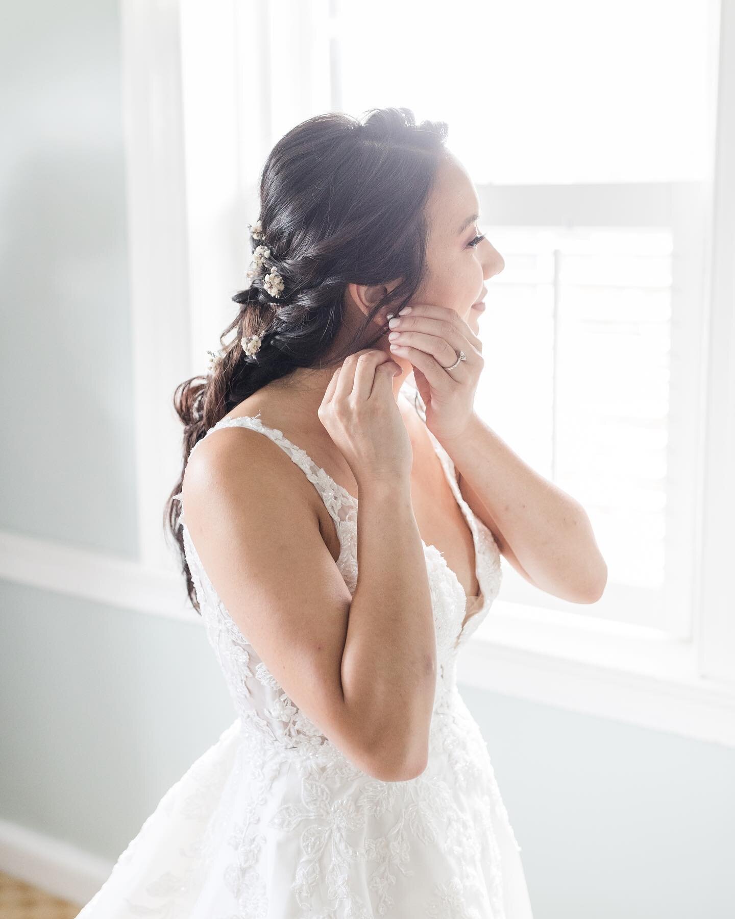 Having one window in your getting ready room makes all the difference! Leeah, you are a gorgeous bride 🔥