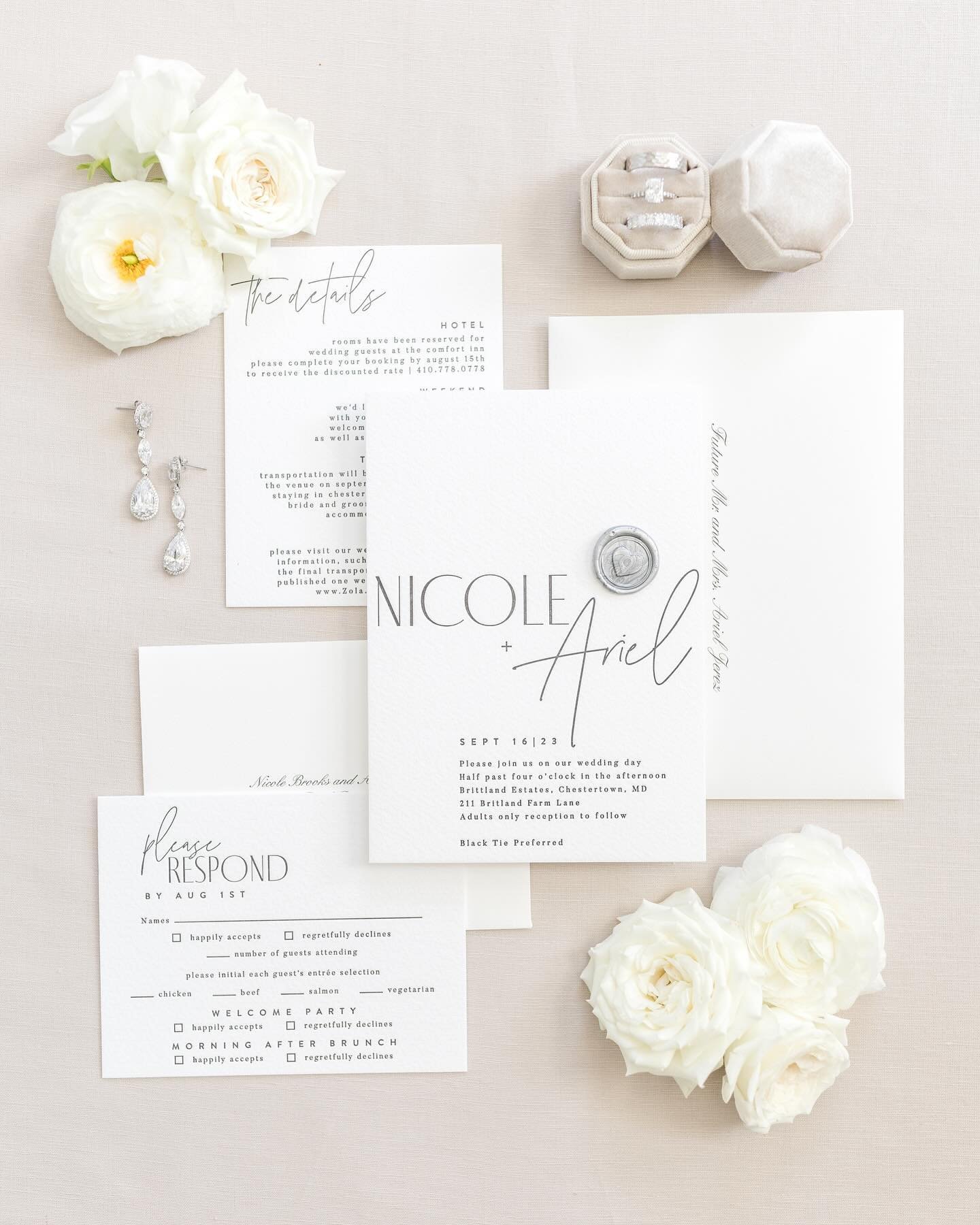 There is something about an all black + white invitation suite with neutral details 🖤🤍