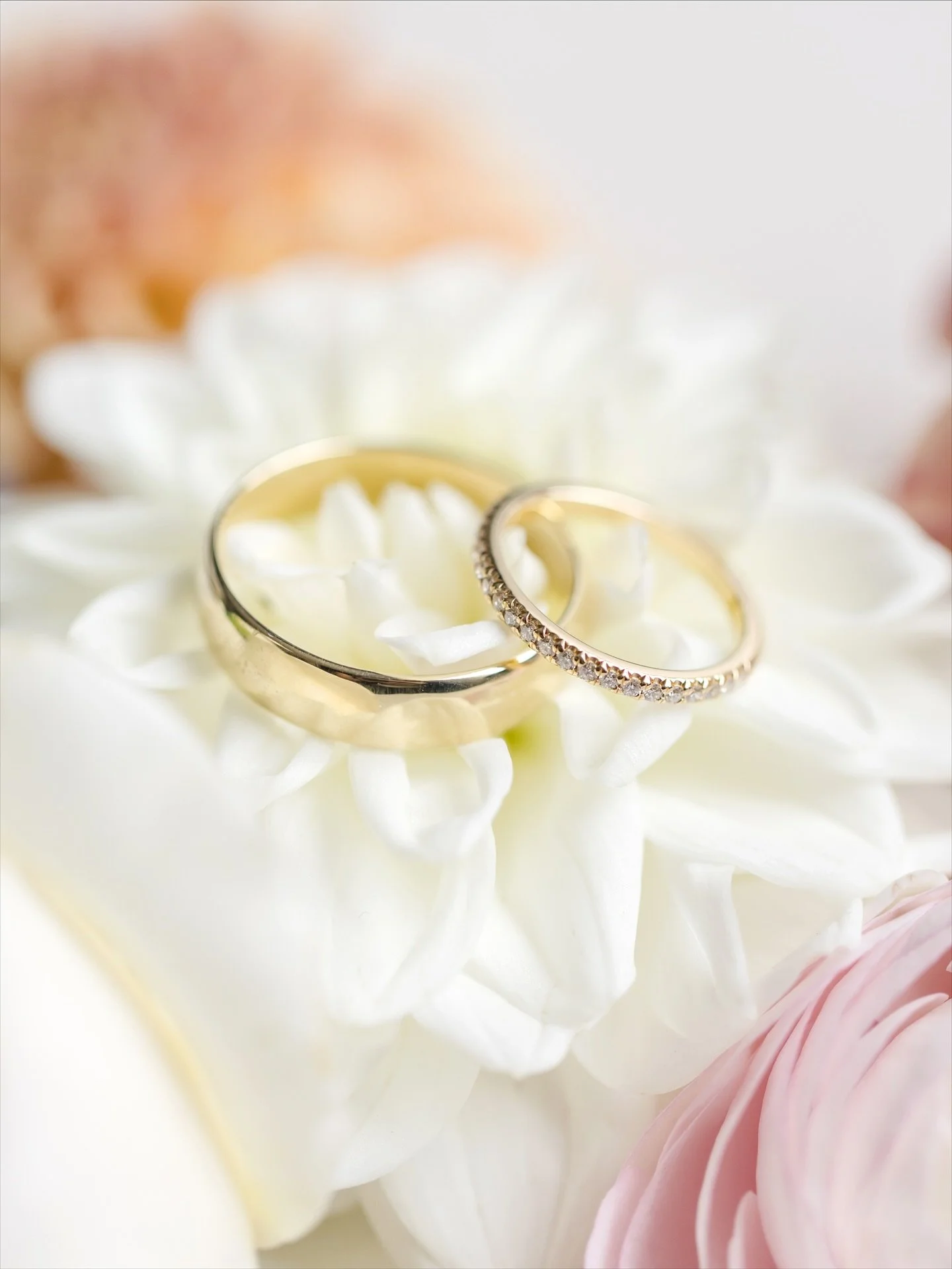 Did you know you can have your florist make you a box of extra florals for me on your wedding day? 🌸
It makes a big difference in the flat lay and detail shots if I have some extra florals to use in my design. They also look gorgeous for ring shots