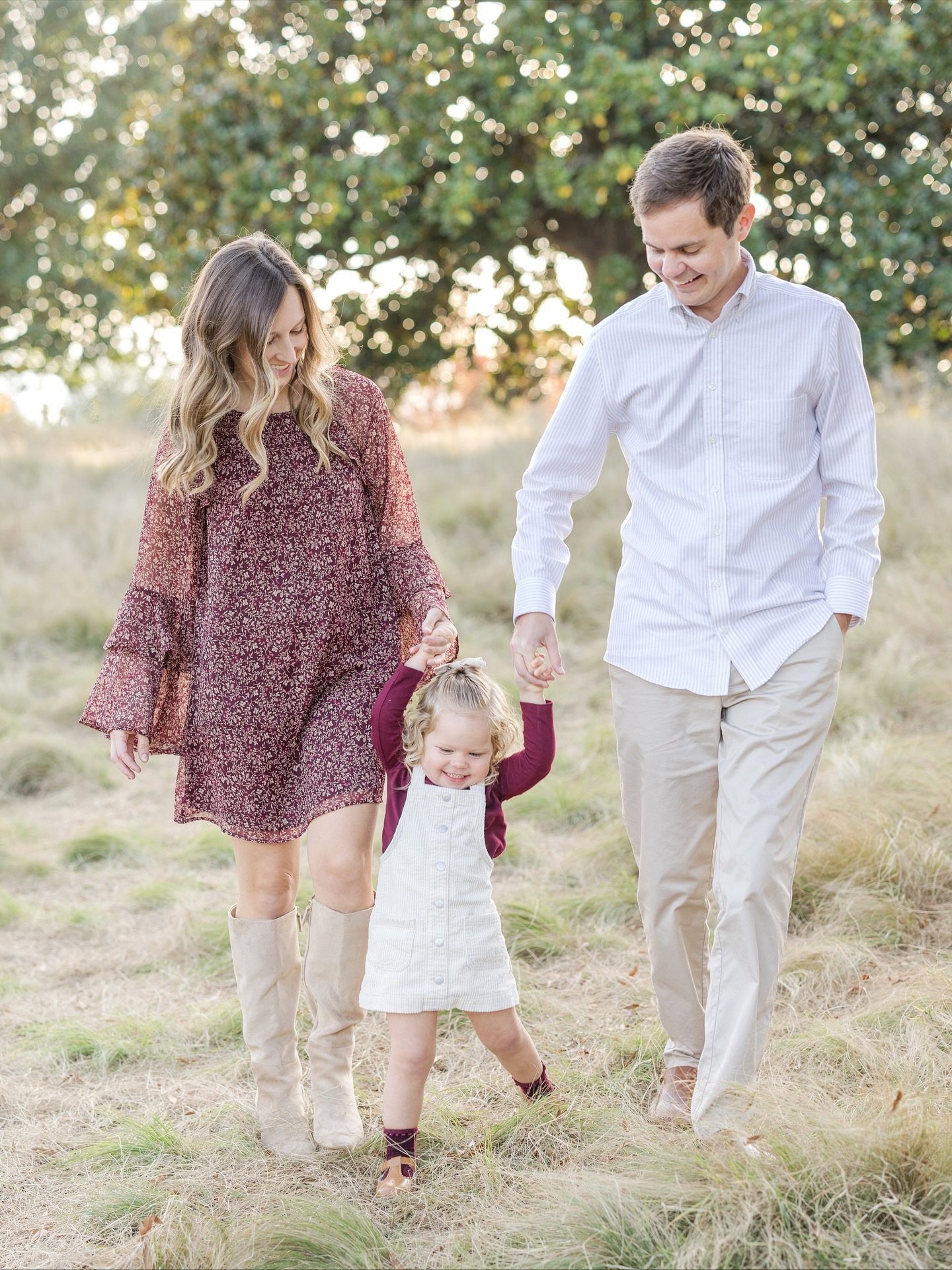The fall minis continue! I have loved working with both old and new clients on these crisp gorgeous evenings. I enjoyed capturing this family and their cutie pup 🍁 🐾

We are going to have another beautiful golden hour tonight for the next 5 session
