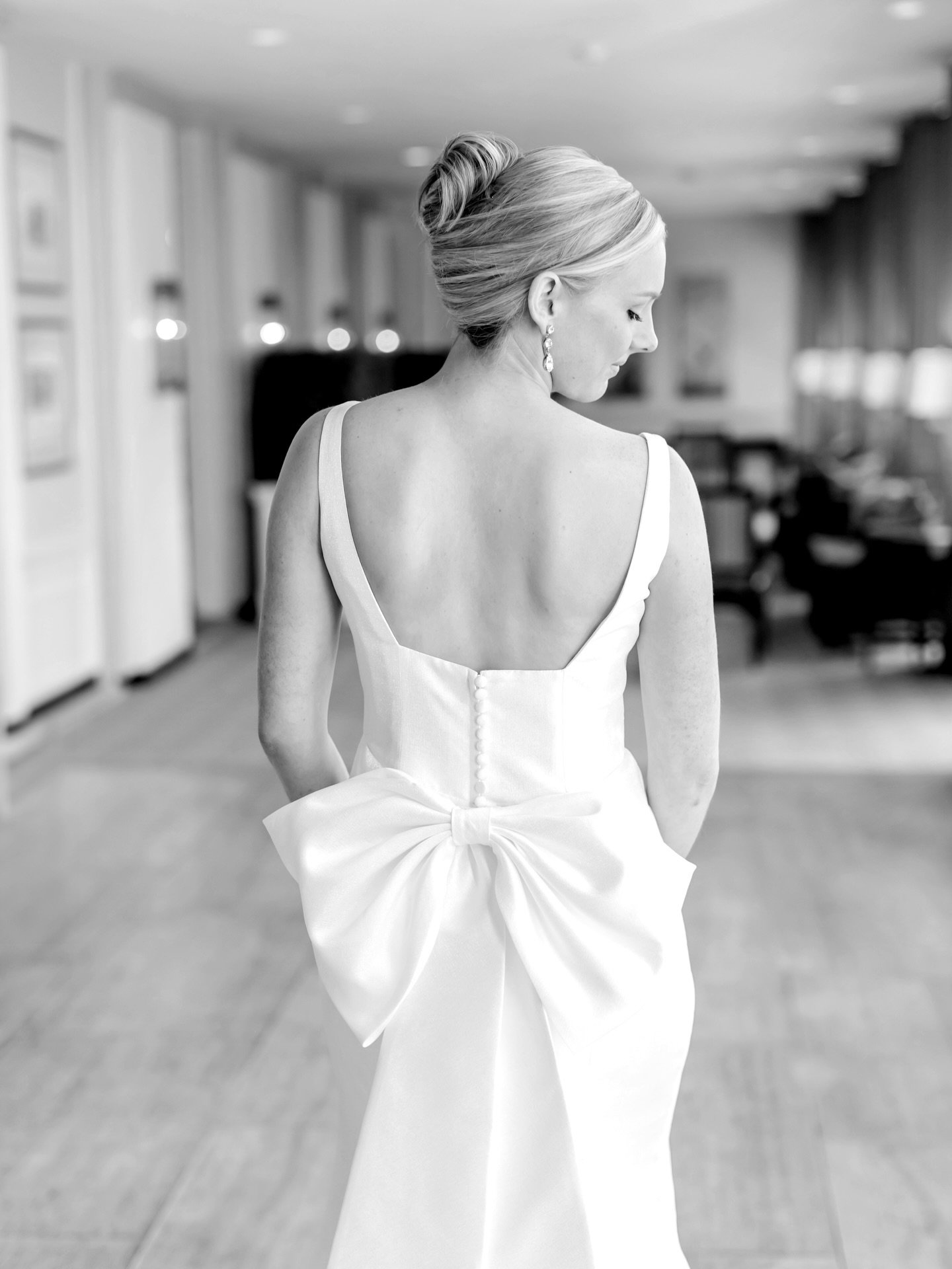 This gorgeous bride + stunning gown deserve a moment of appreciation. The bow is the cherry on top! Taylor, you are a vision. 

Wedding Dress: @betsyrobinsonsbridal, @elizabethleebridal
Florist: @wickedwillowfloral
Ceremony Venue: @loyolamdweddings
R
