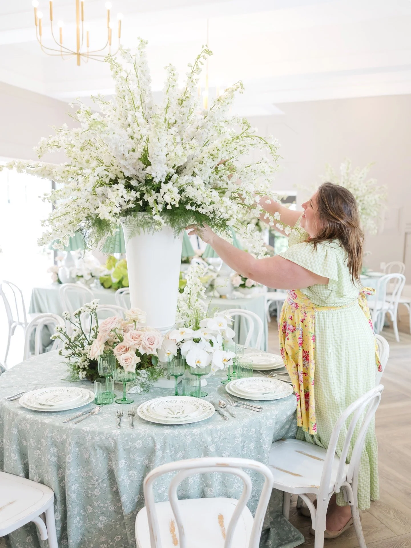 First day of the @intrigueteaches North Carolina workshop complete! Hours of beautiful floral design and learning from the talented @intrigue_designs ✨

We are ready for another day of teaching at @thebradfordnc !