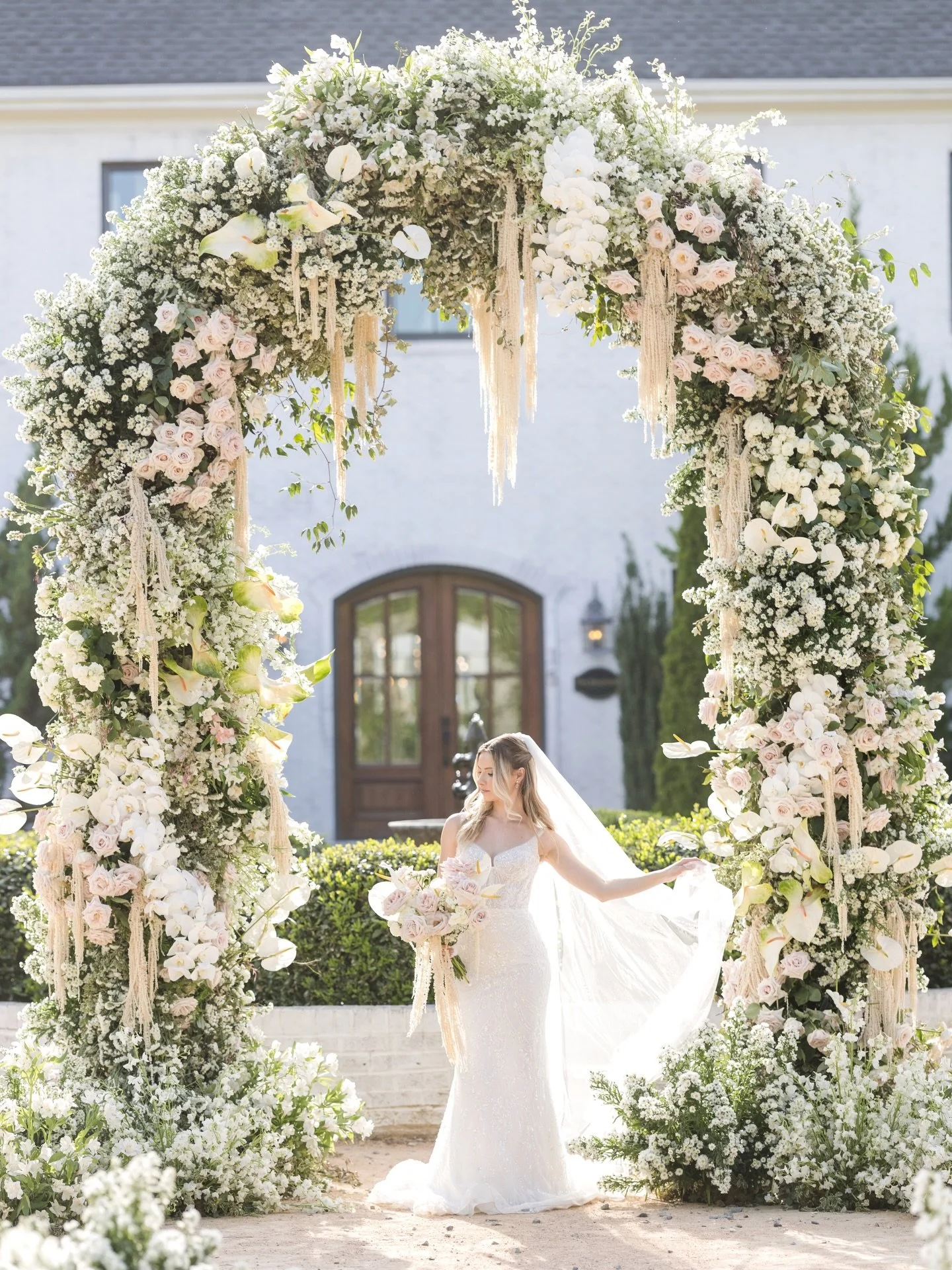 A 14-foot flower arch? Yes please! Today at the @thebradfordnc was an absolute dream 🤩 Many, many more images to come!

CREATIVE PARTNERS
Host: @styledshootsacrossamerica
Planning: @heatherbengeofficial
Venue: @thebradfordnc
Floral Co-host: @express
