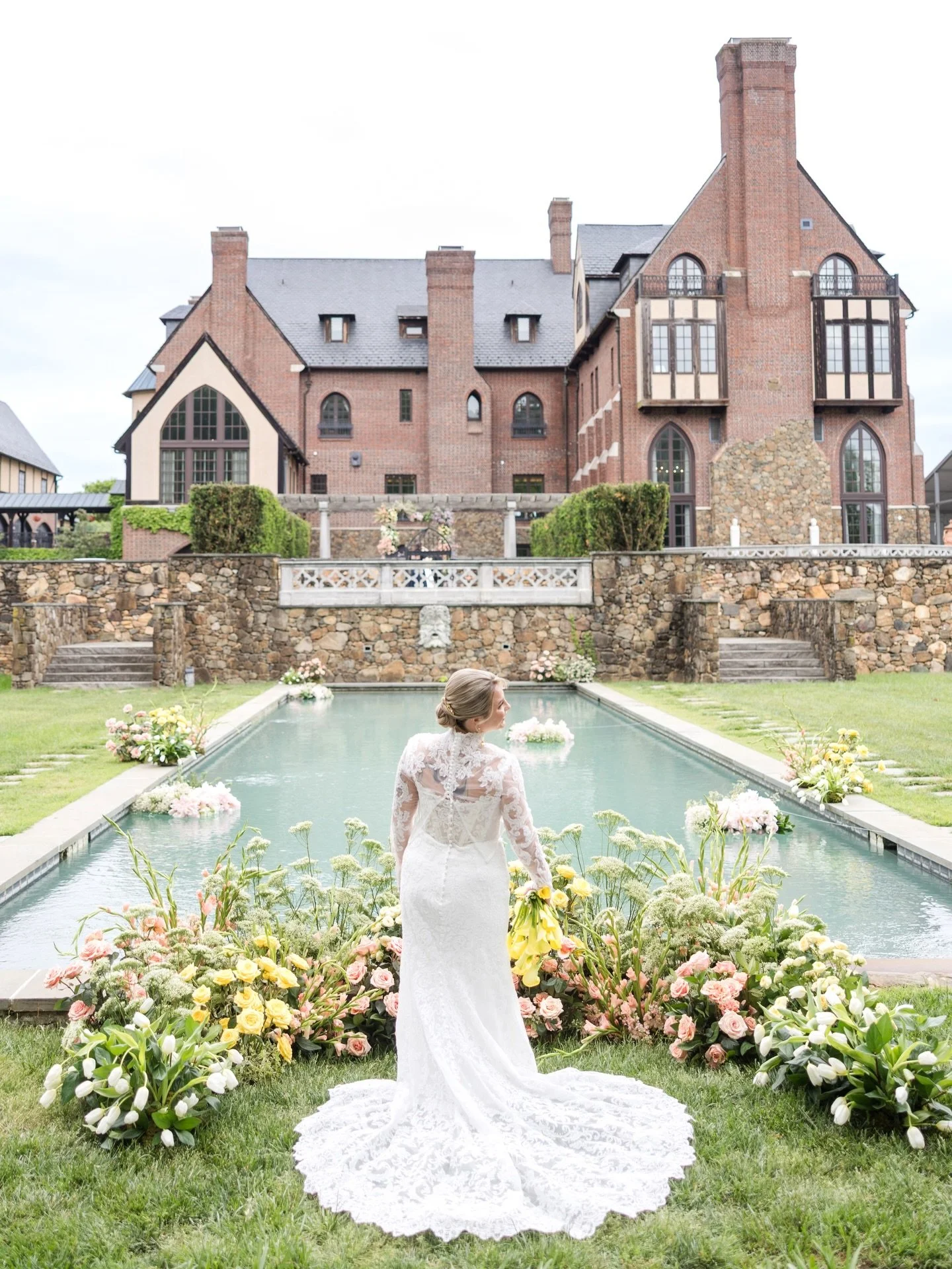 Dreamy florals and thoughtful design at @dover_hall set the scene for an unforgettable wedding day✨

CREATIVE PARTNERS
Host: @styledshootsacrossamerica
Planning: @heatherbengeofficial
Venue: @dover_hall by @condenastjohansens 
Floral Co-host: @theflo