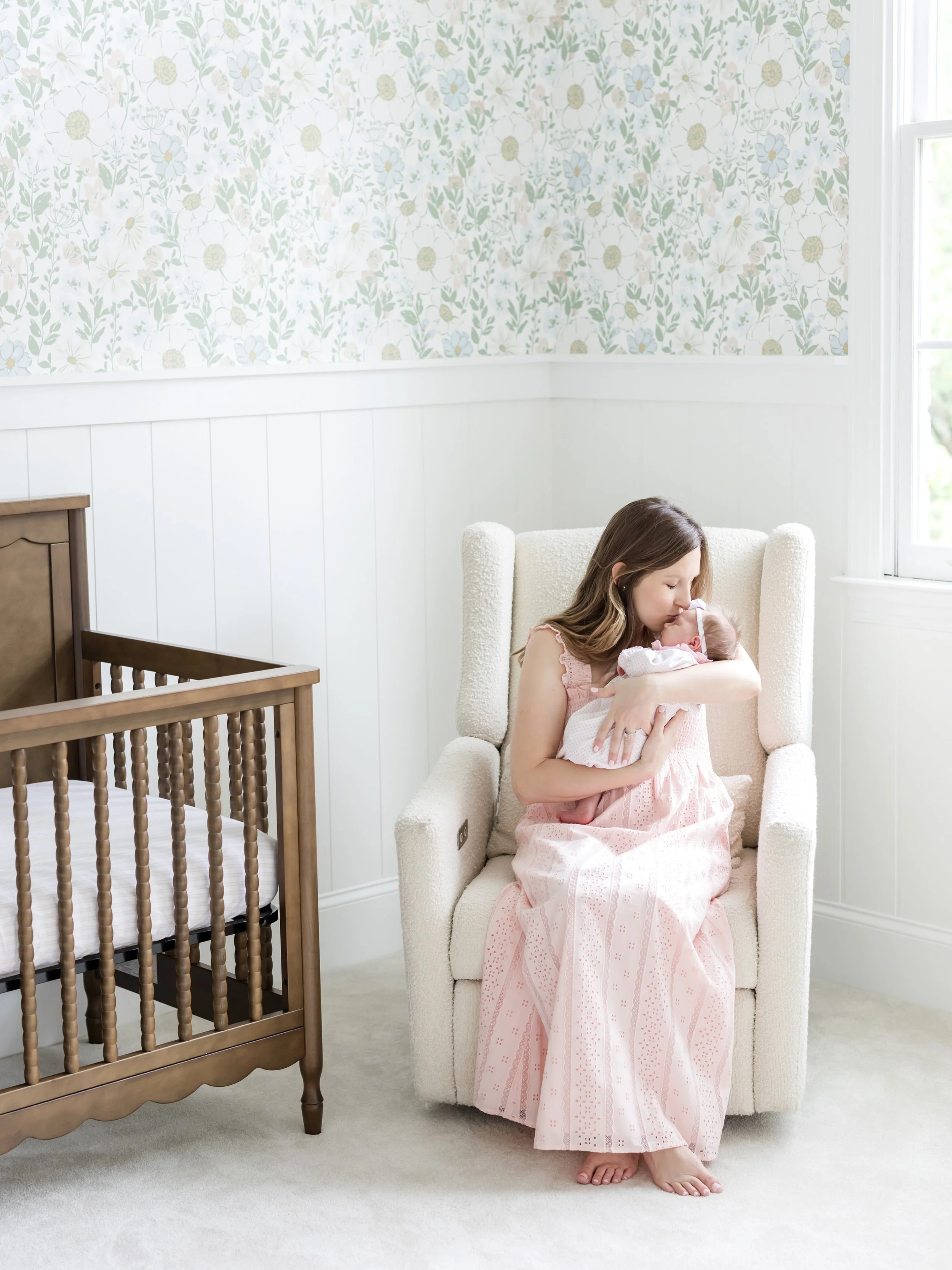 Alice is officially a big sister! These first few weeks at home with the baby are so precious to capture. Lots of smiles and kisses from their beautiful 2-year-old! 🎀