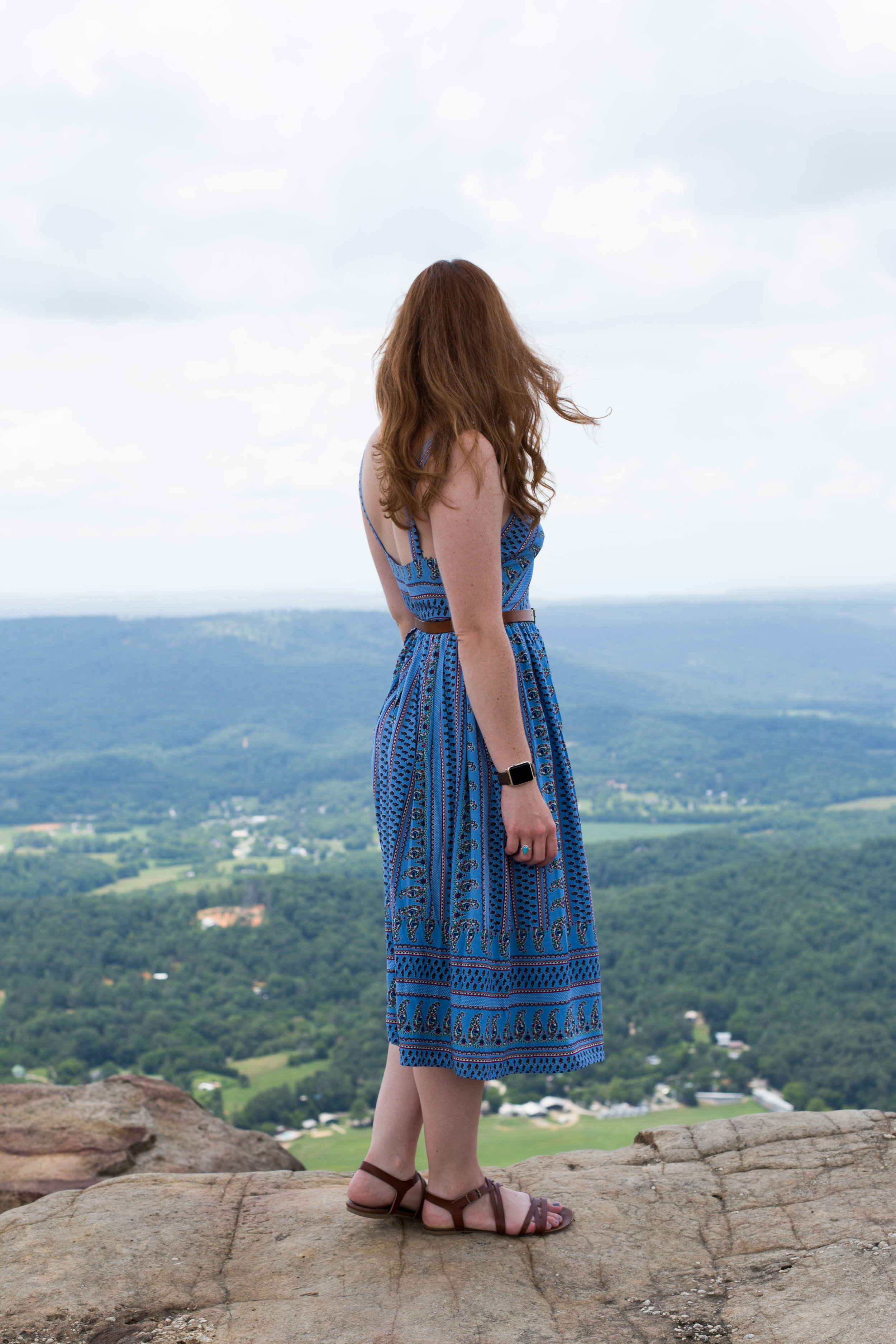 The perfect little blue summer sundress by Everly along with my favorite Fossil bag and Madewell belt. Enjoying the views at the Lookout Mountain Flight Park in Chattanooga, Tennessee. 