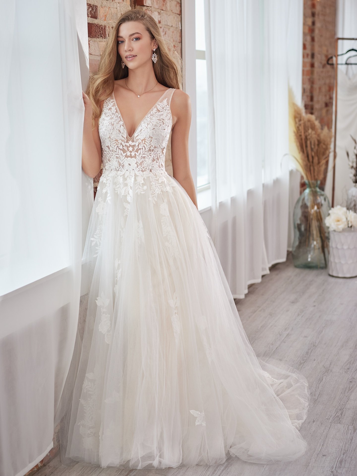 Maggie-Sottero-A-Line-Wedding-Dress-Greenley-Lane-22MT935A01-Alt1-SND.jpg