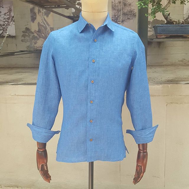 This shirt has been on the mannequin for a week waiting for its owner to come collect it, and it has attracted a lot of attention. I think the vibrant blue color of the linen paired with the soft brown of the corozo buttons catches the eye. It makes 