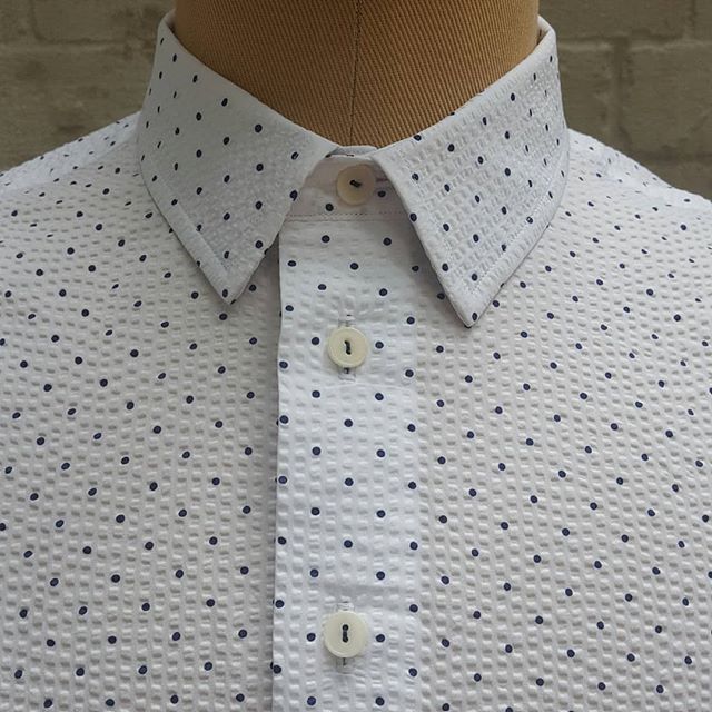 This is a perfect summer holiday shirt. The fabric is a lightweight seersucker weave made by @canclini1925. We happened to have a piece of the same fabric in a contrasting color on hand, which we used as an accent on the side seam placket. It's ready
