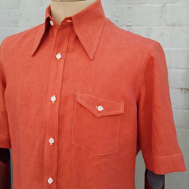 This shirt is made from a beautiful orange linen from @canclini1925. The fabric has a very relaxed drape, giving the shirt an almost boldly casual feel. To enhance this casual stylishness we chose bold 1970s style design details, such as the big poin