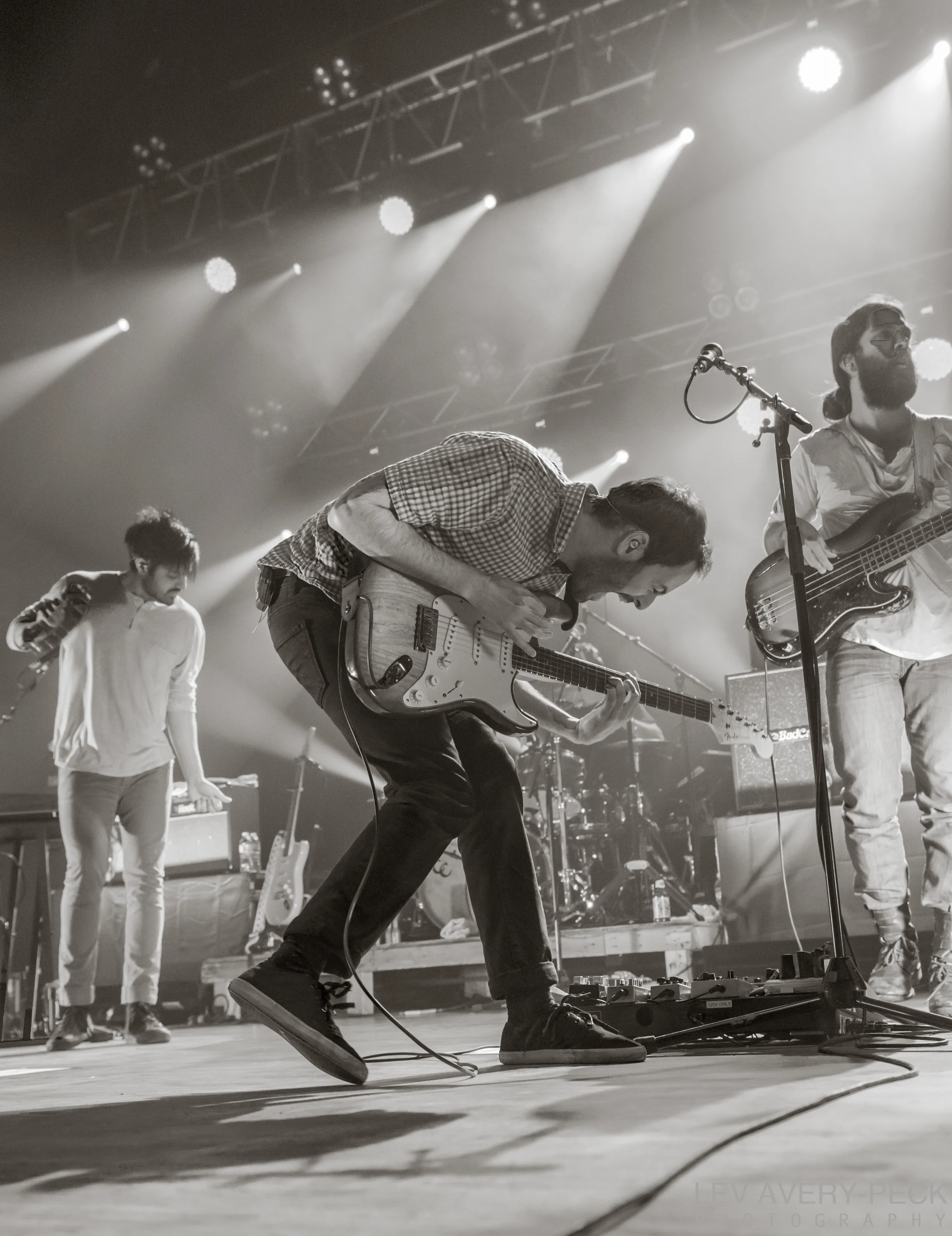 YOUNG THE GIANT