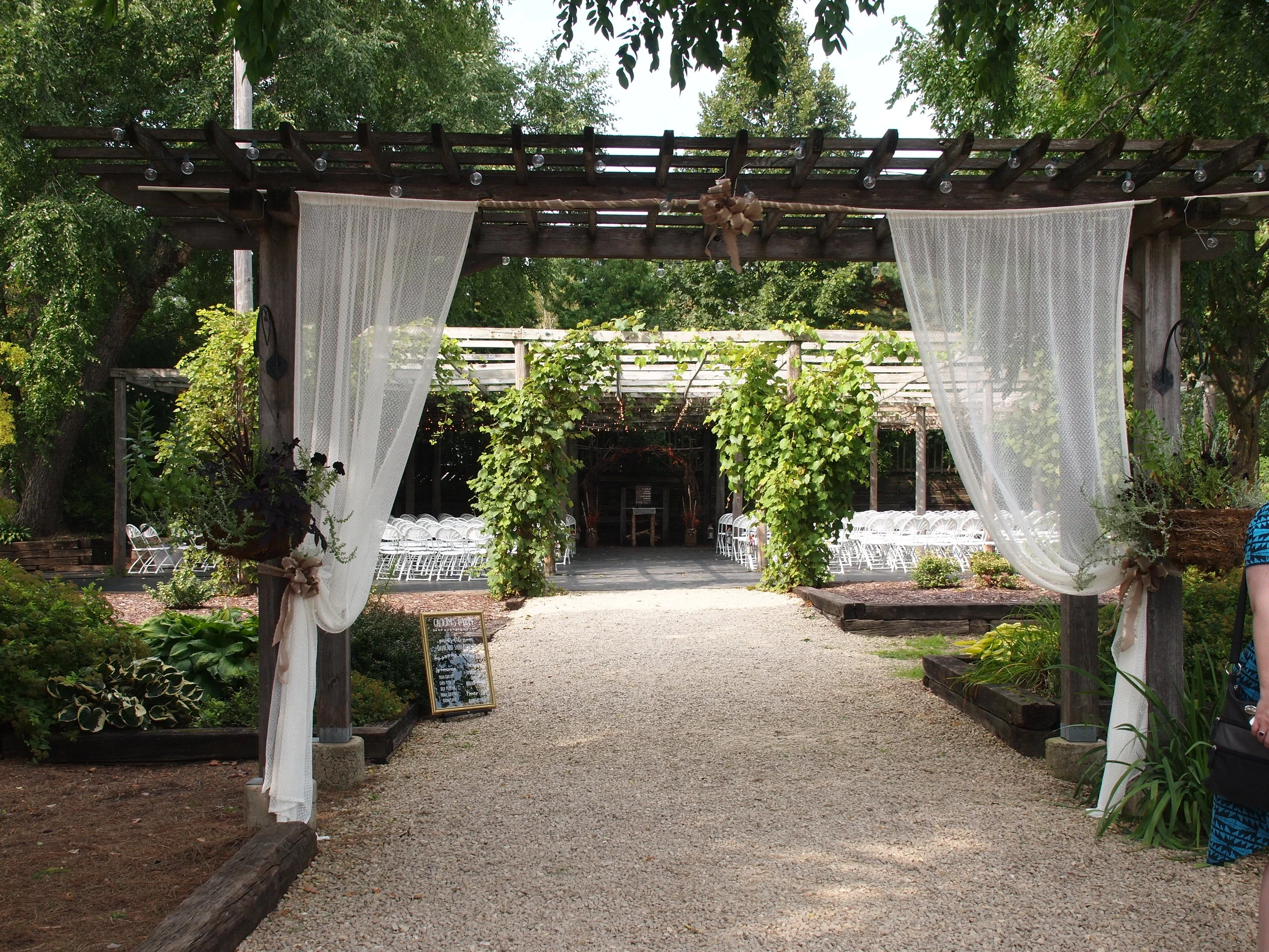 A Timeless New York Wedding at Oheka Castle with French and English  Influences - Wedding Style Magazine, image size:2500x1875