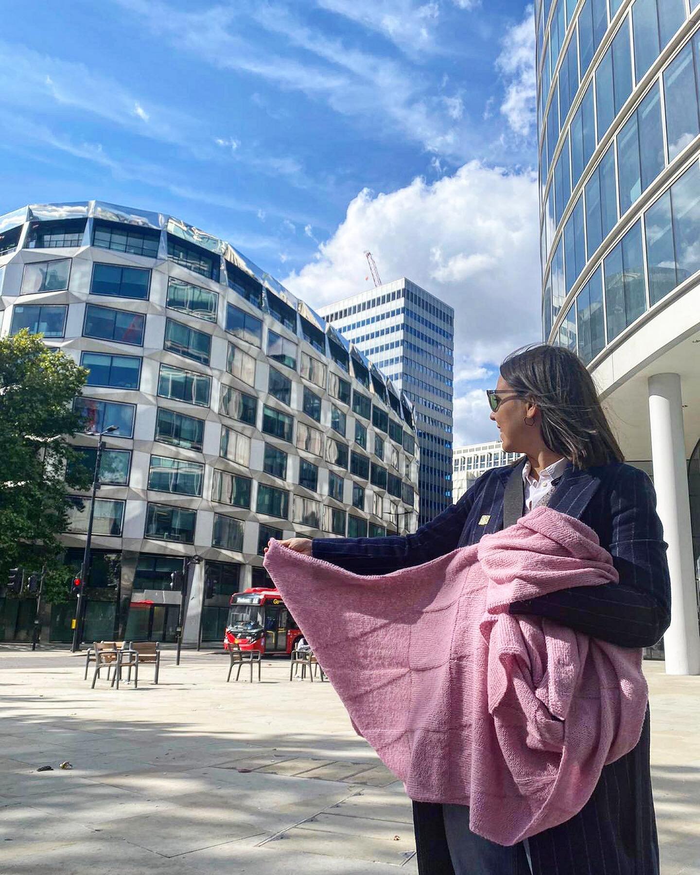 It&rsquo;s been grey and foggy today here in Essex, so I thought I&rsquo;d share this picture from a much sunnier day! 
&bull;
Me and my Coleman Street Wrap from &lsquo;My London&rsquo;, in London, in front of the building that inspired it 🧶🤍
&bull