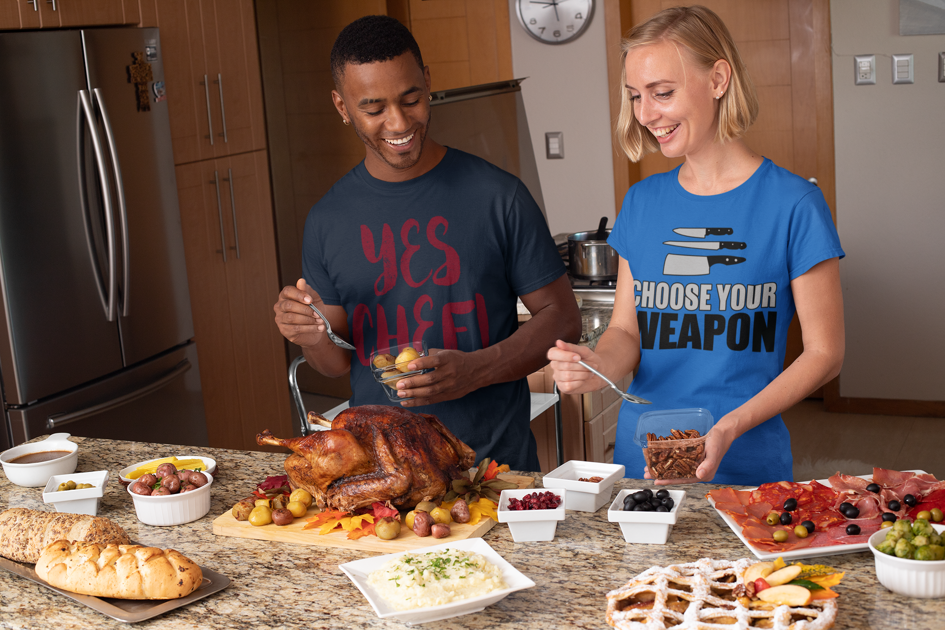 t-shirt-mockup-of-a-couple-making-thanksgiving-dinner-29928.png