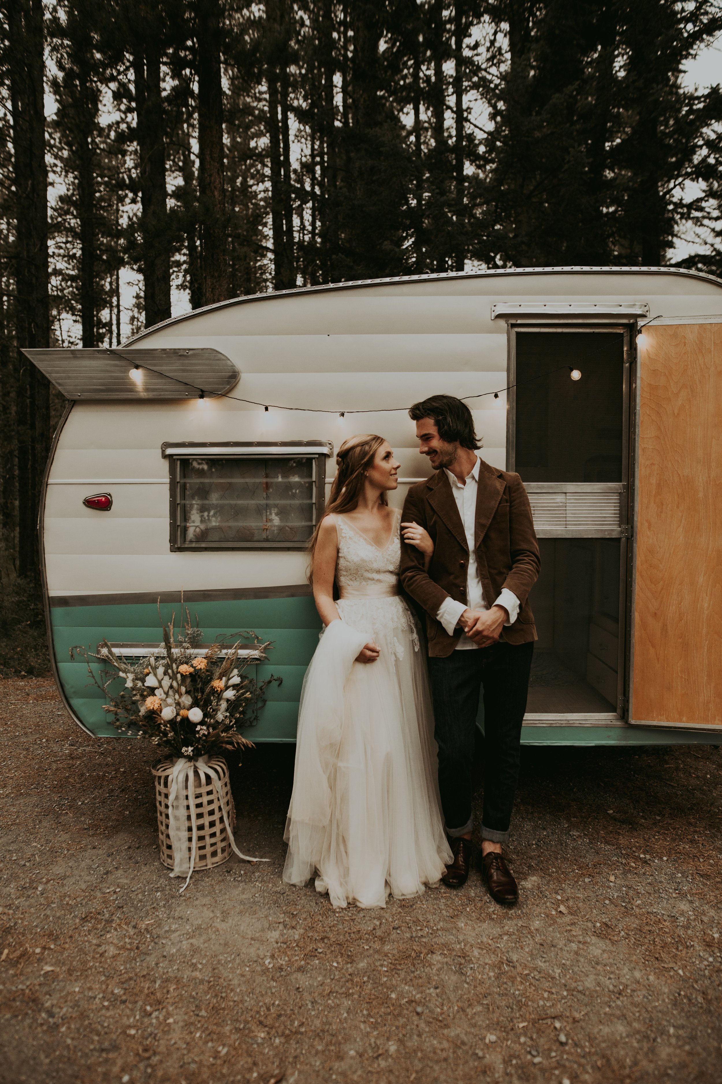   #banffelopement #banffphotographer #banffelopementphotographer #banffproposal #bohoweddinginspiration #banffceremonylocation #outdoormountianweddinglocation  