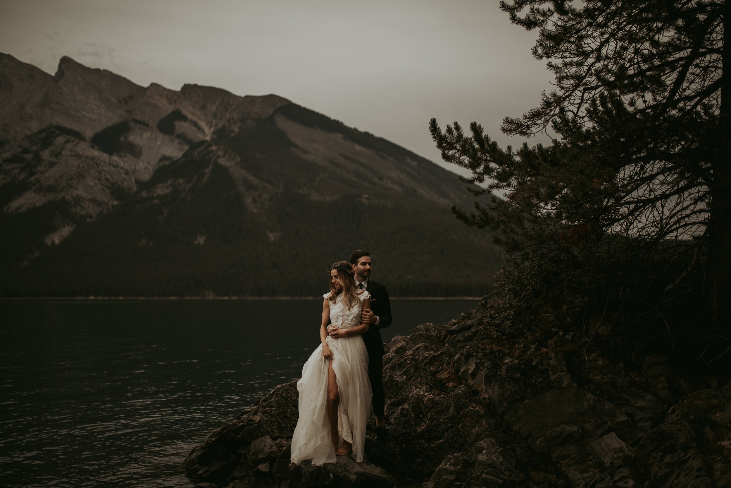Lake Minnewanka Wedding photos, wedding photos in banff, Elopement in Banff