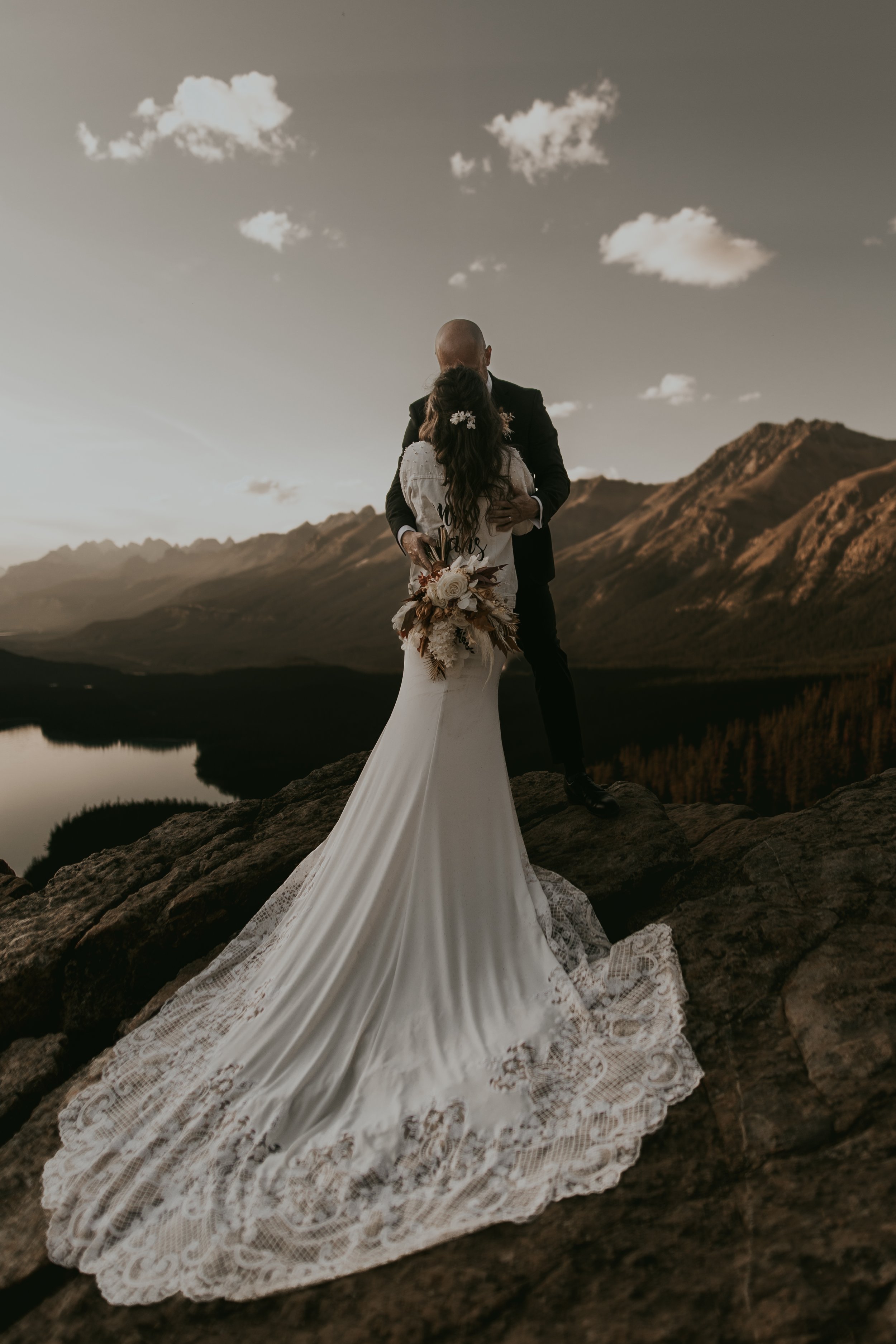 Sunset elopement ceremony in the caladian rockies. Looking over Peyto Lake In Canada