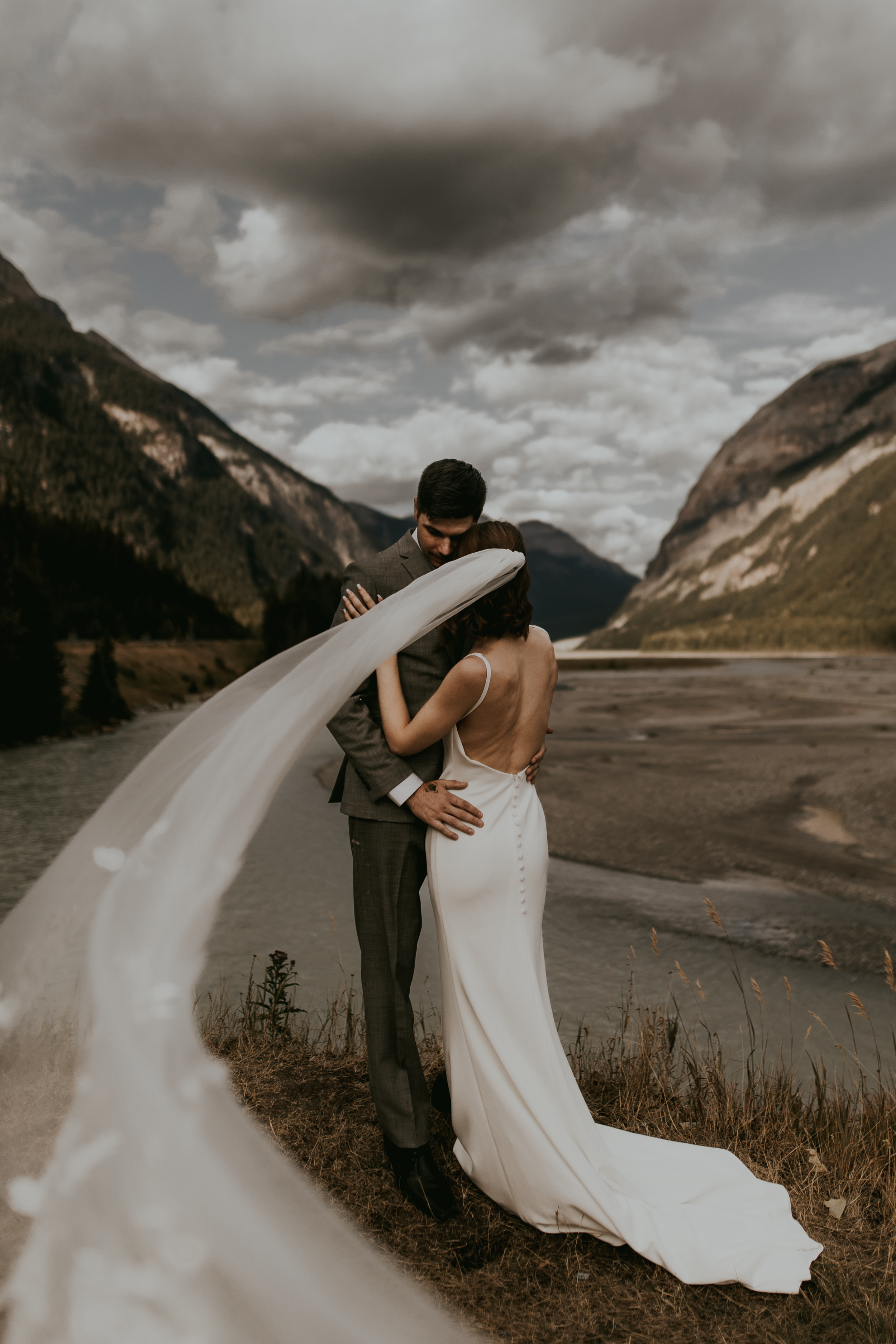 Banff Elopement, Banff Photographer, Banff elopement photographer, banff elopement location, dream banff elopement, lake lousie elopement.png