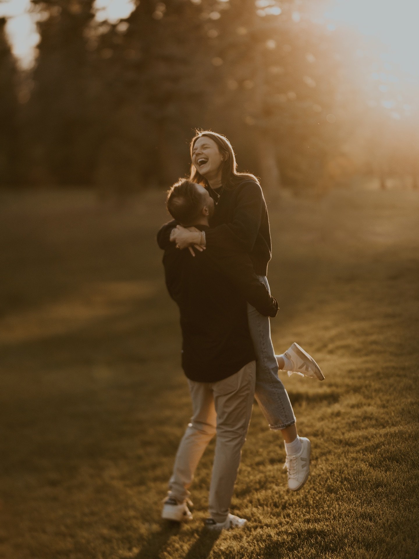 This ridiculously sweet picnic proposal has my heart swooning! Matt and I planned out this beautiful, relaxed plan to surprise Alexandra with what she believed to be a surprise picnic. Little did she know that after he walked her up to this first sur