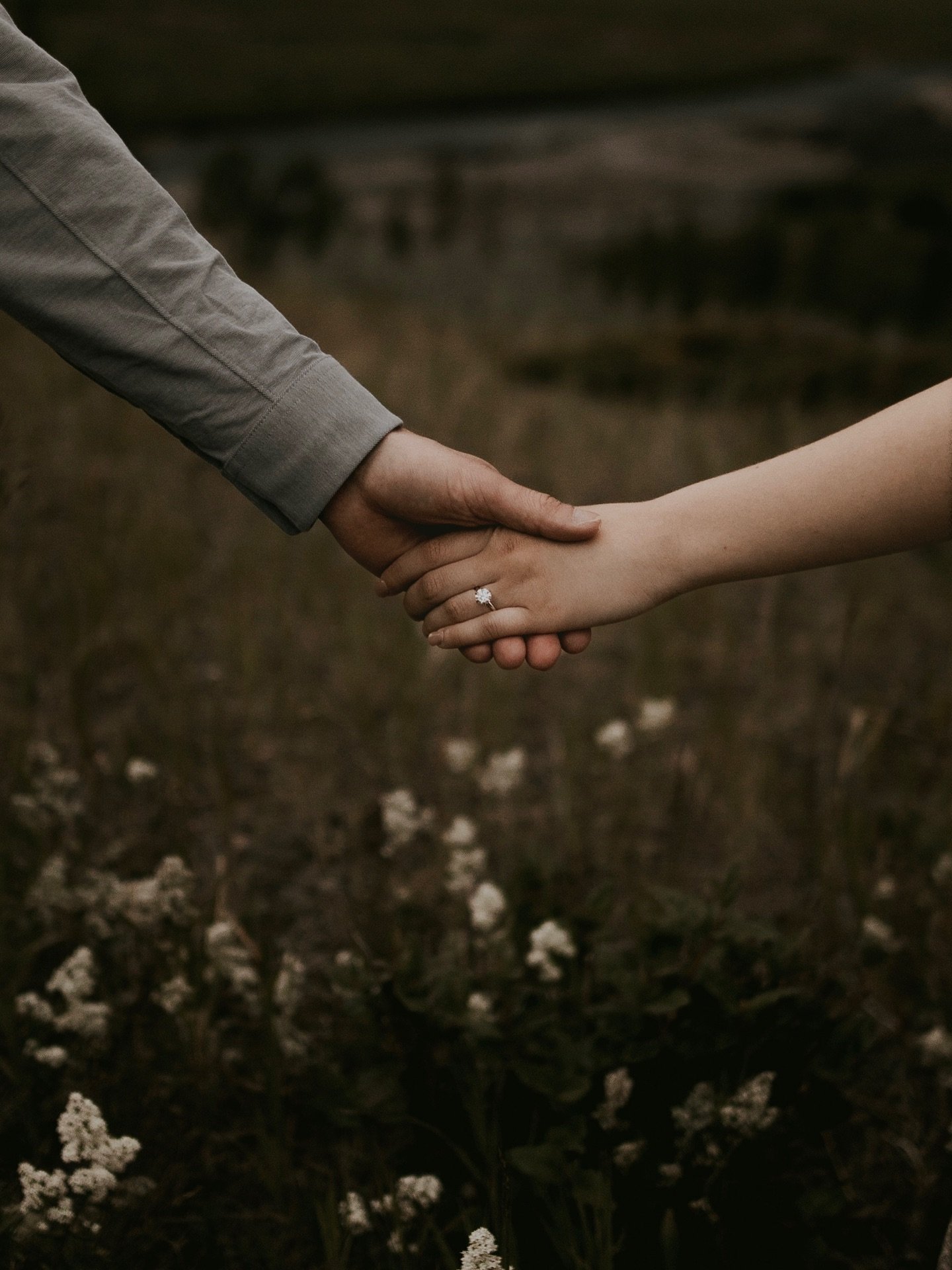 This earthy, carefree color palette has me swooning.❤️ Summer season for your Banff Engagement Photos are just around the corner! 

#banffphotographer #banffengagementphotos #banffproposal  #banffelopementphotographer #banffweddingphotographer