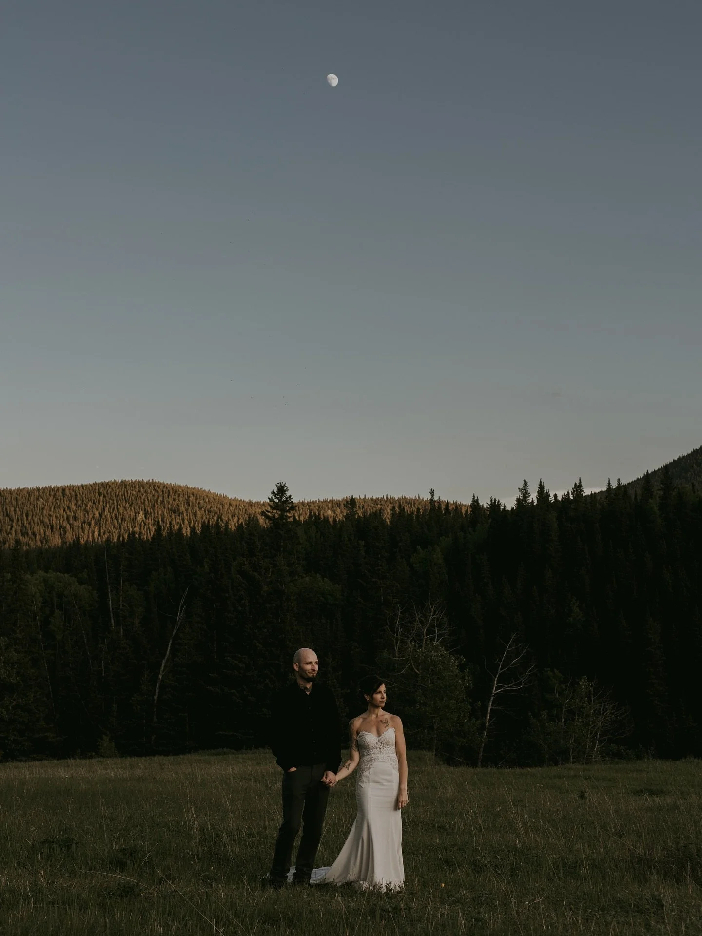 This carefree, relaxed and laid back intimate elopement was everything it should be. These two, a childhood friend as their officiant and their beautiful love story. We spent the evening chasing sunsets and that gorgeous golden hour light. ❤️ This su