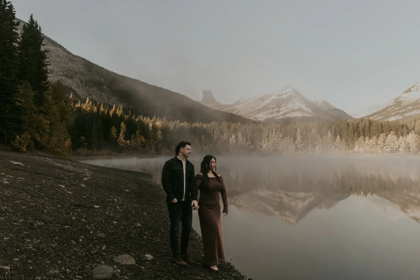 This early morning wake up gave us the most incredible views. The steam floating off the water and beautiful sunrise peeking through the mountains&hellip;wowzers! 

Talk about a perfect morning for E+E Banff engagement photos!