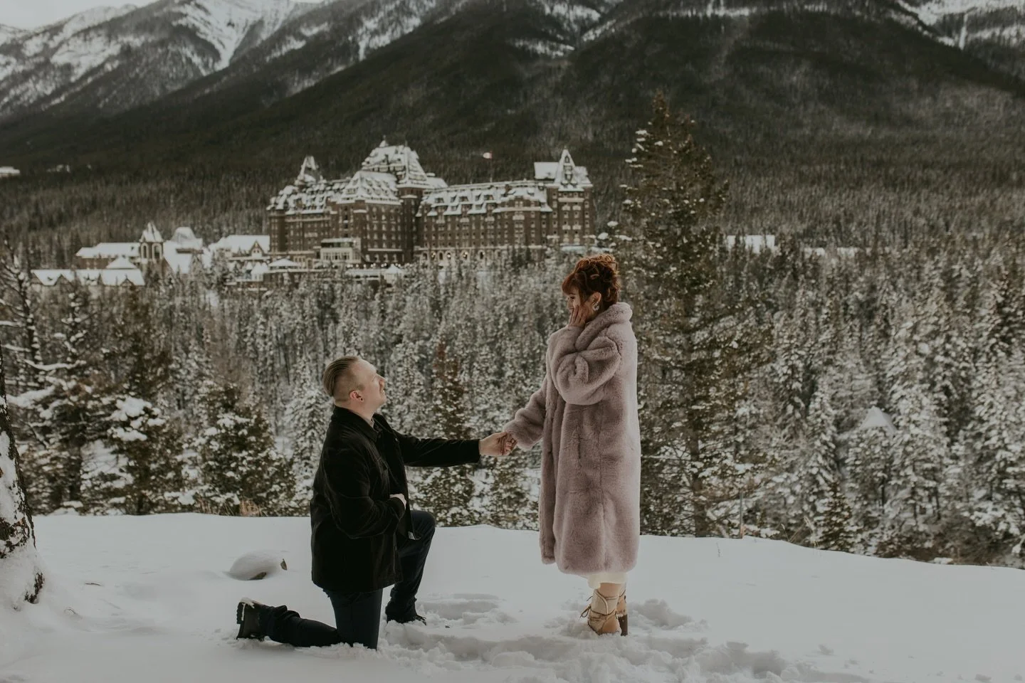 Want to plan an unforgettable Proposal in Banff? Here&rsquo;s some inspiration for you! Can&rsquo;t pick a much better spot for your proposal than this beautiful lookout spot with the iconic fairmont banff springs hotel in the background.❤️ So many b