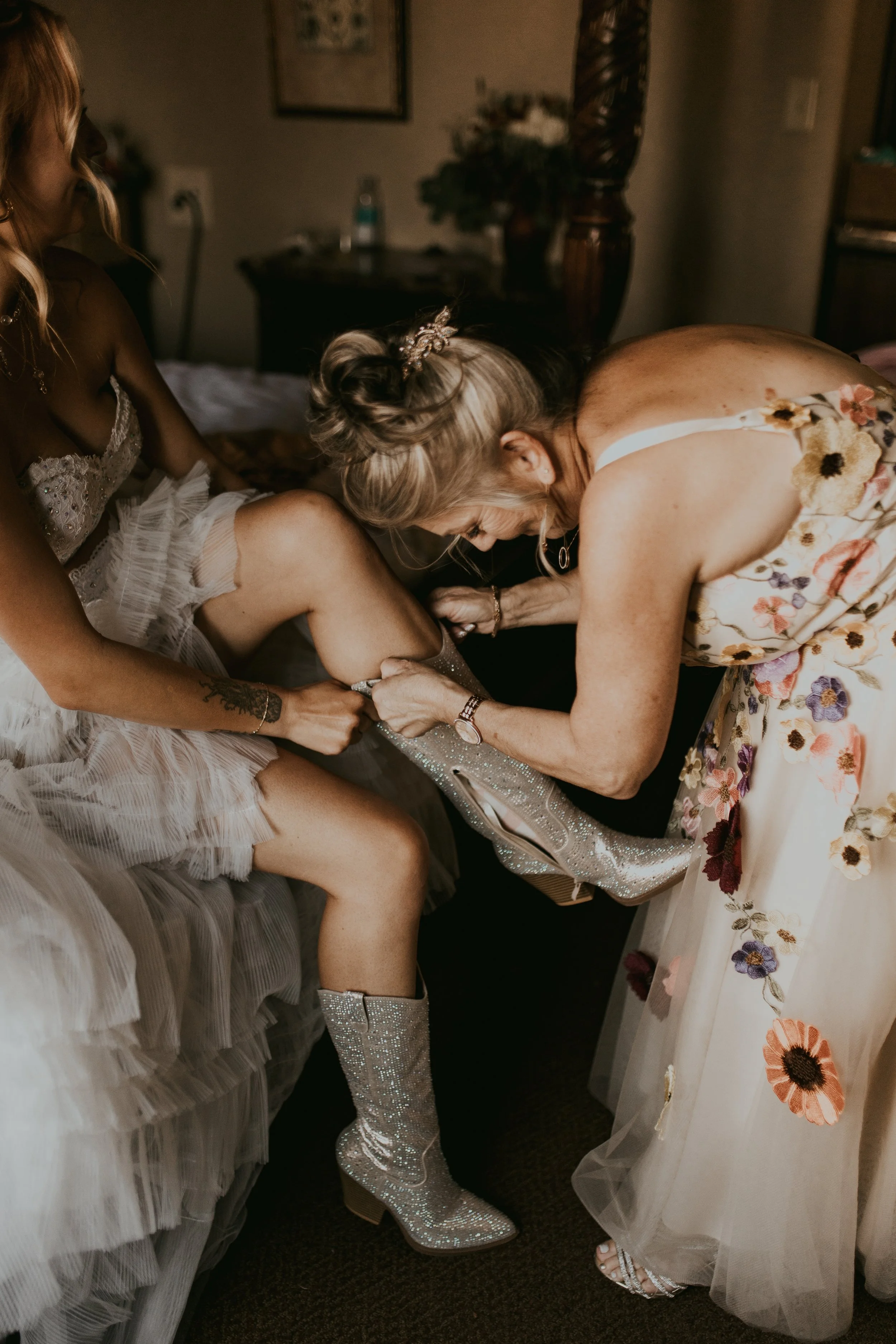 drumheller wedding, drumheller photographer, drumheller elopement, calgary wedding photographer, cangarly wedding venue, dream calgary wedding, artsy calgary wedding, boho bridal look, vintage wedding inspiration, Calgary wedding photographer-64.jpg