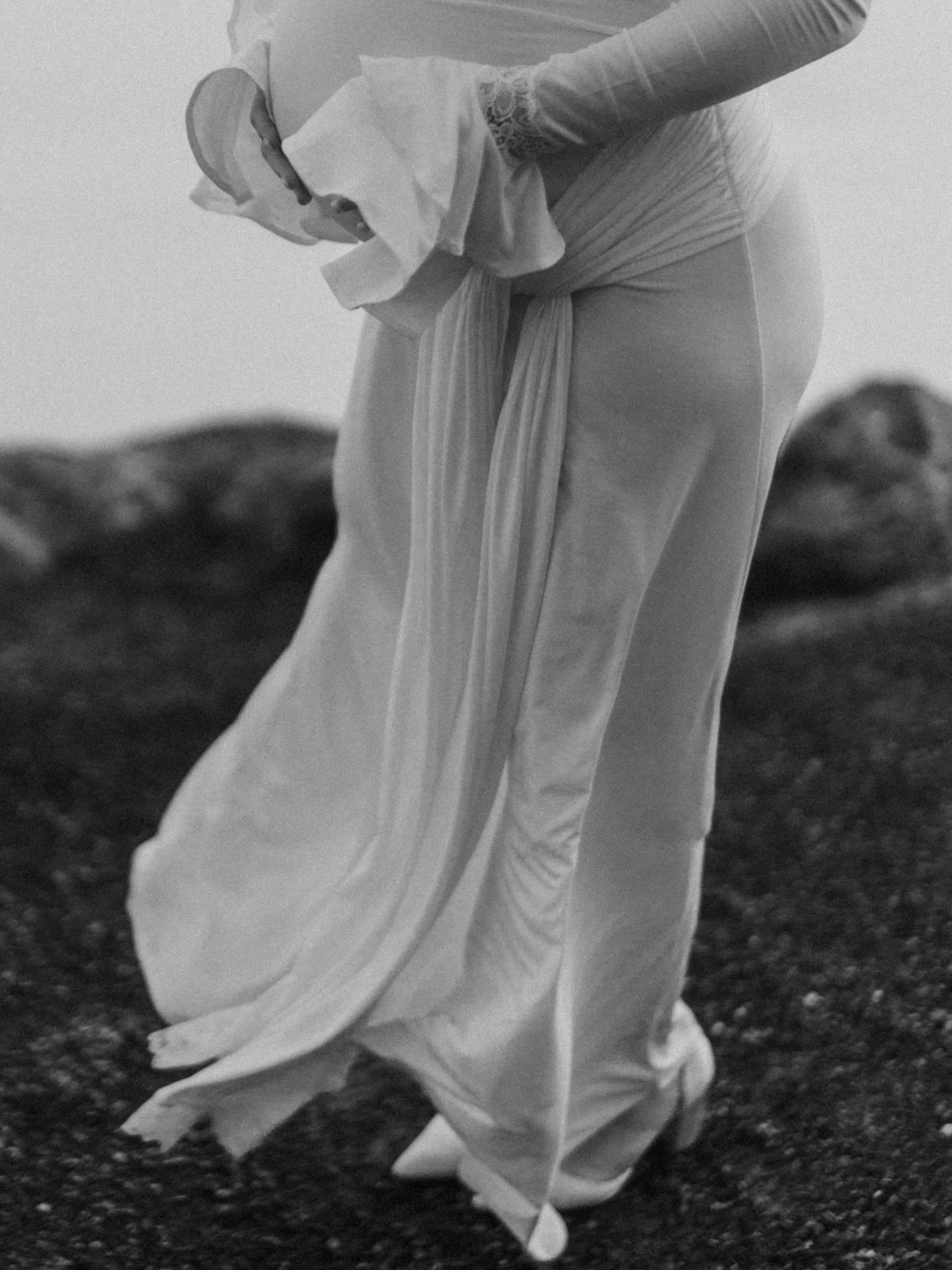 These winter maternity photos near Banff were so romantic and dreamy! Mariah and Marcus showed up in the best outfits that made for the perfect maternity photos. Layered textures, flowy fabrics and neutral earthy tones. Need I say more? 😍 Not to men