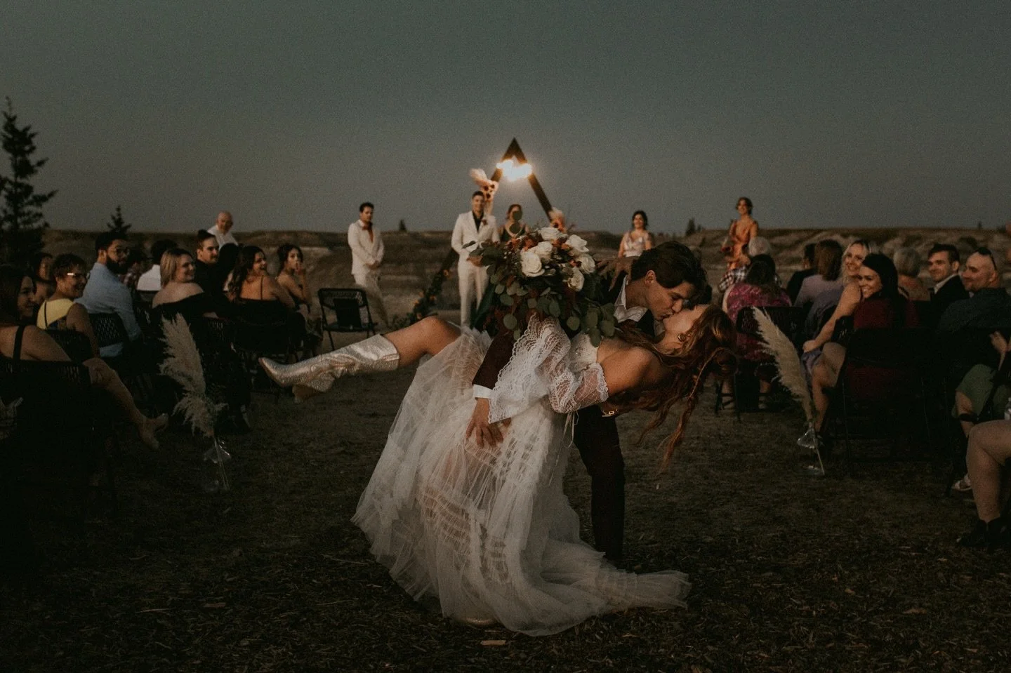This sunset wedding ceremony in Drumheller, AB was one for the books! S +C wedding day in the badlands was filled with laughter, pizza, historic small town Alberta streets, an editorial vibe and buckets of fun! If you&rsquo;re looking to plan a non t