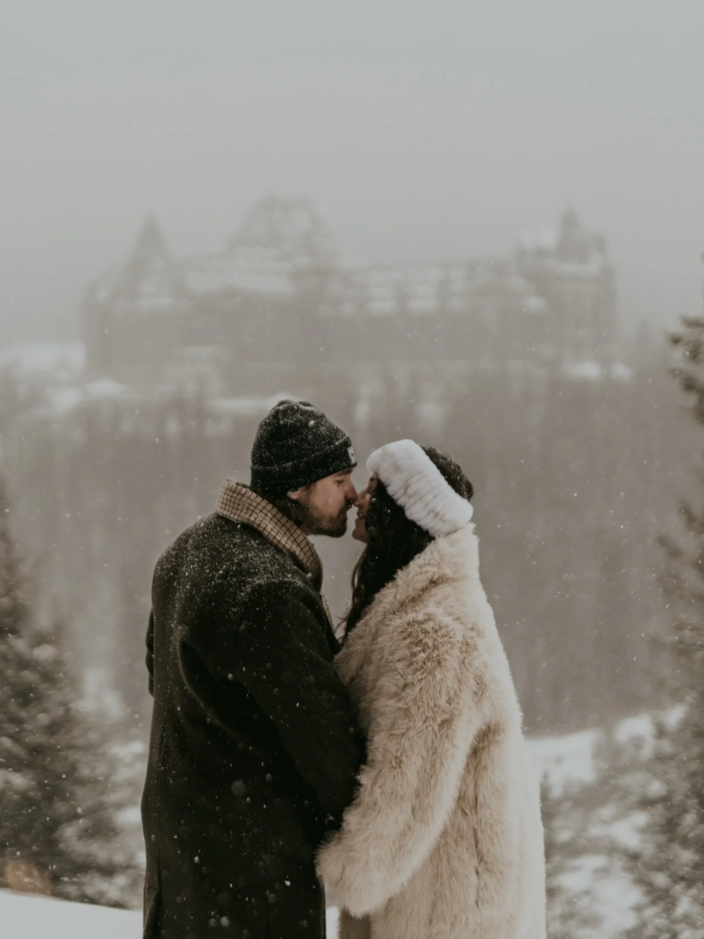 This cozy winter maternity session in Banff makes me 
ok will the spring time snow hanging around just a little bit longer. Like how beautiful was the weather we got for this day?!🥹❤️

#banffmaternityphotos #banffmaternityphotographer #banffphotogra