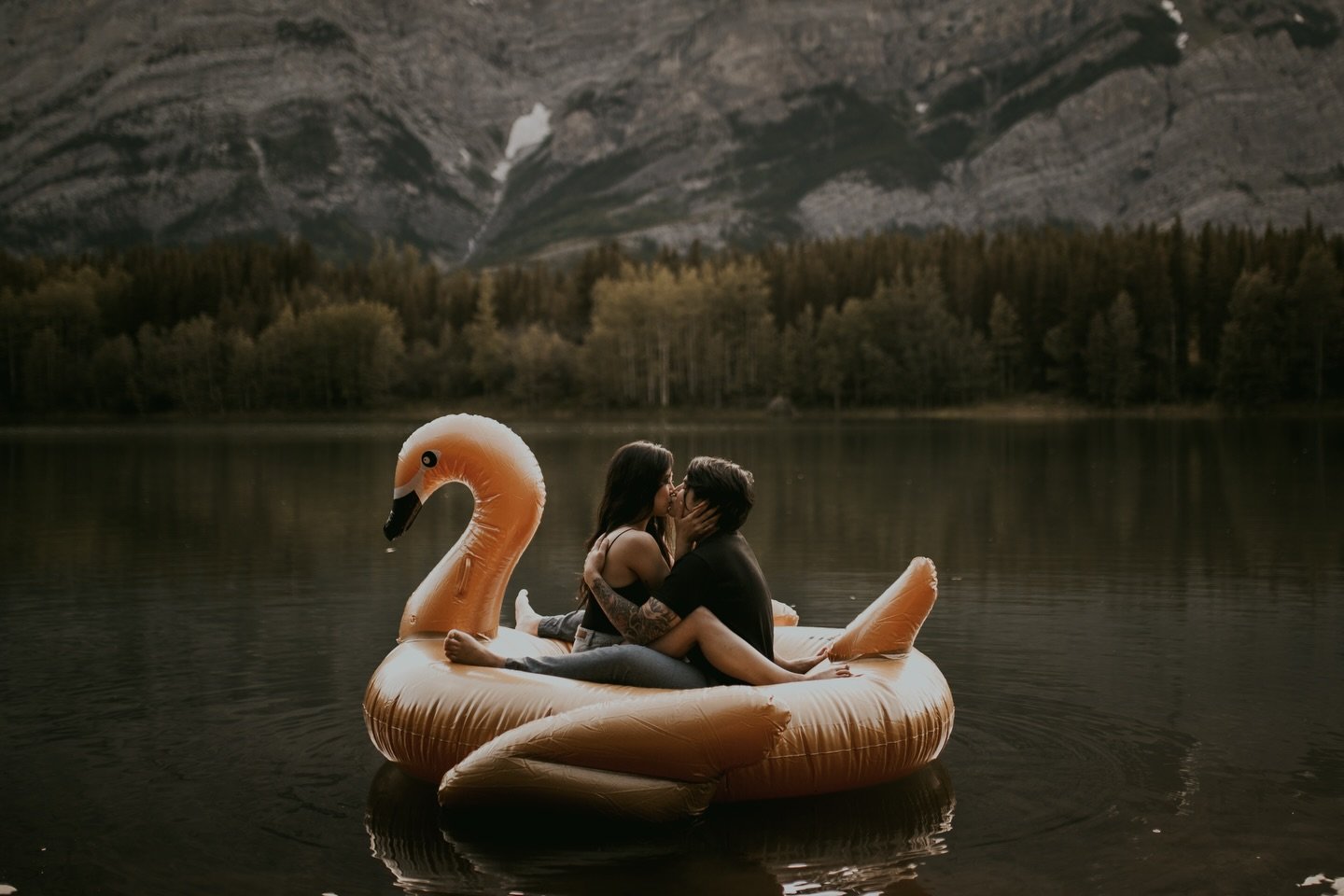 Are you a fun loving couple who wants their engagement photos to be well&hellip; not boring?!? Well, then I&rsquo;d suggest you probably should bring along a massive blowup golden swan. 😎Talk about some fun Banff engagement photos.

#banffengagement