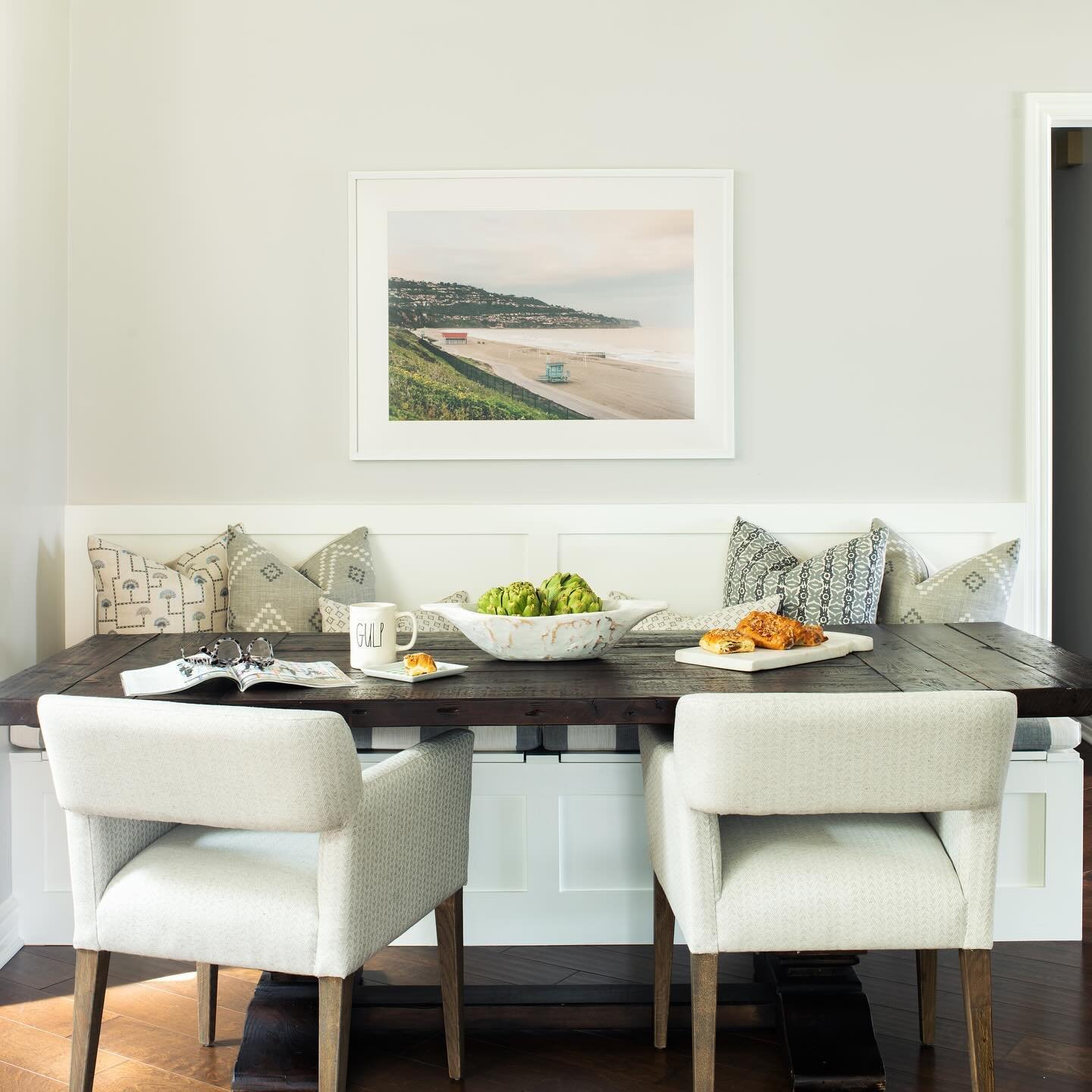 Since I am on a roll with built-in dining nooks, here is a cute little one from a project in Redondo Beach. Custom artwork was created for this client  by @laurentaylorcreative and it brings the whole space together. 
.
.
.
Interior design @juliedono