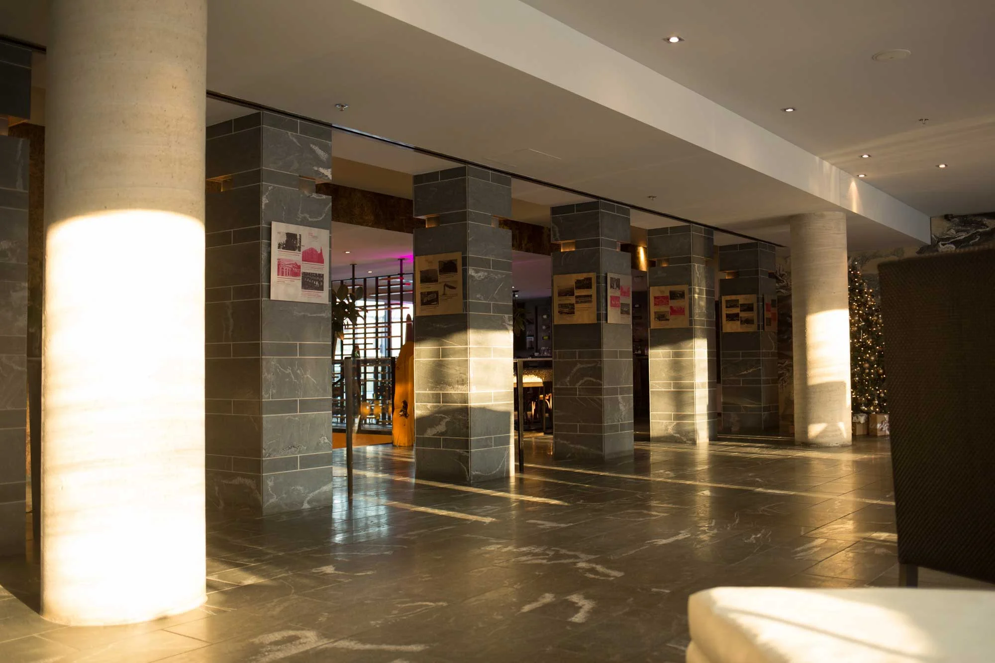 Hotel-10-Montreal-Stenberg-Lobby.jpg