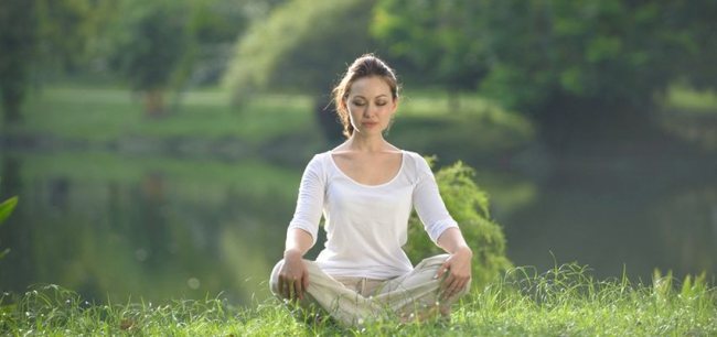 womanmeditatinginfield-850x400.jpg