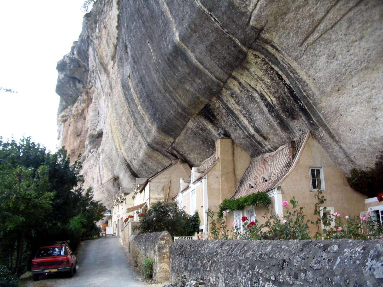 Dordogne - Grotte du grand roc - approaching.jpg
