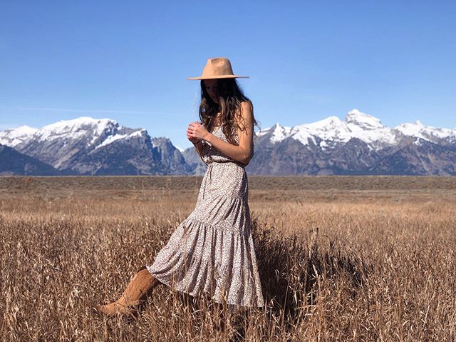 little house on the prairie meets the wild wild west 🌾
~ wearing @aerie head to toe (minus the boots) 🤠 #aeriepartner #aeriereal #aerieambassador