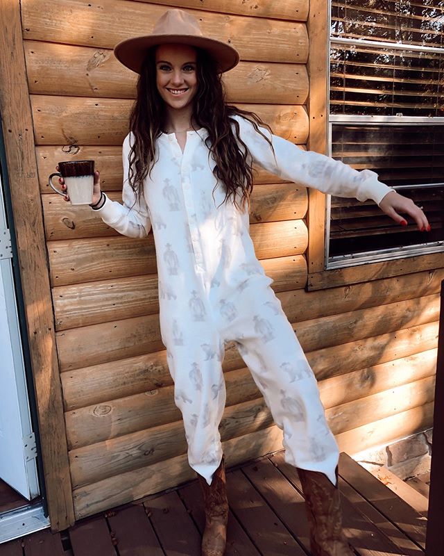 cozy cabin cowboy is what I call this one 🍂
*peep the polar bears with cowboy hats
@aerie #aeriereal #aeriepartner #aerieambassador