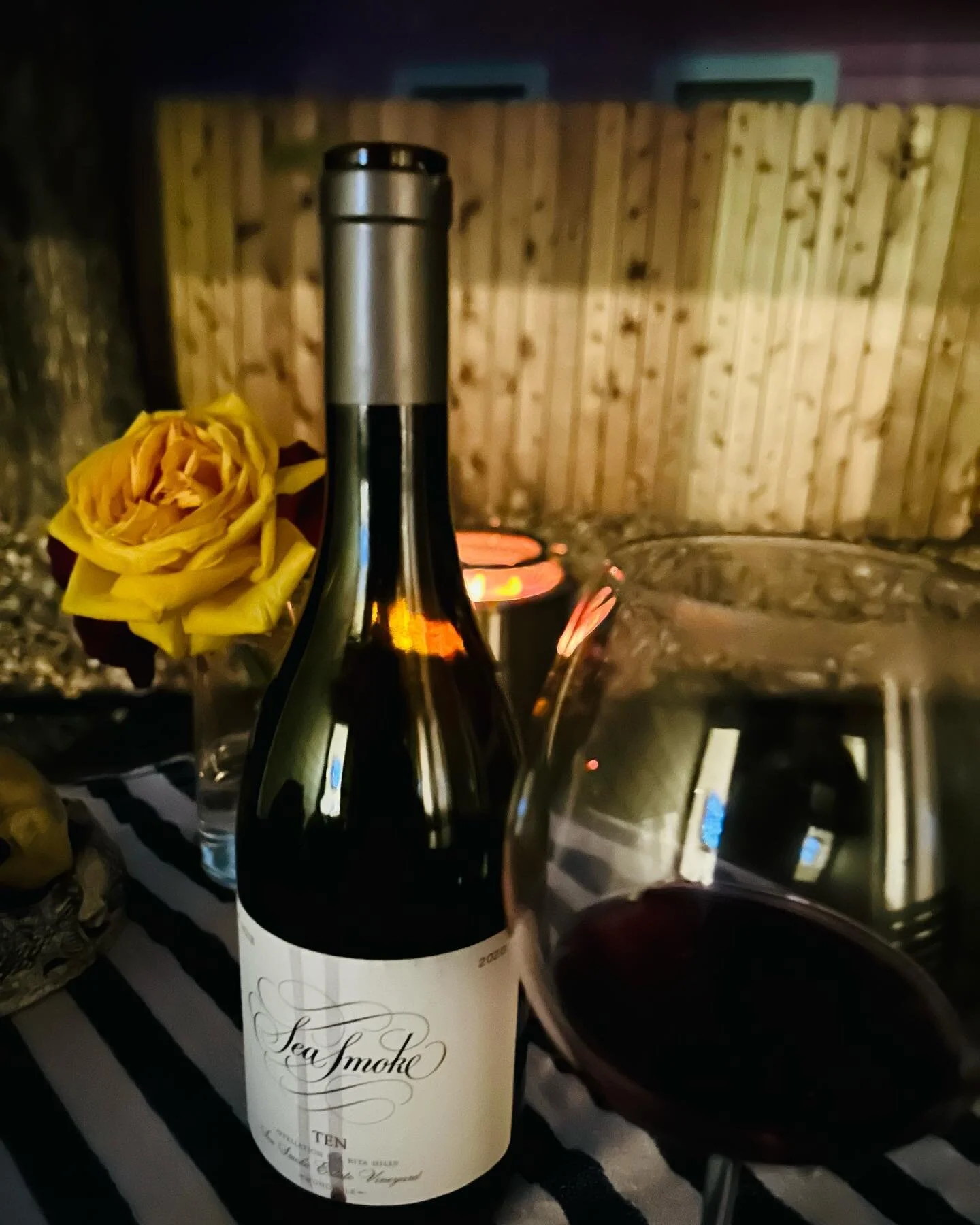 Stars ✨, pi&ntilde;&oacute;n burning, and Pinot pouring&hellip; a magical night😎 @seasmoke 
#pinotnoir #seasmoke #10 #staycation #outdoorfirepit #solostove#texasoutdoors#starrynight #labrador by my side #mylove by my side #tgif 
#livebellalife