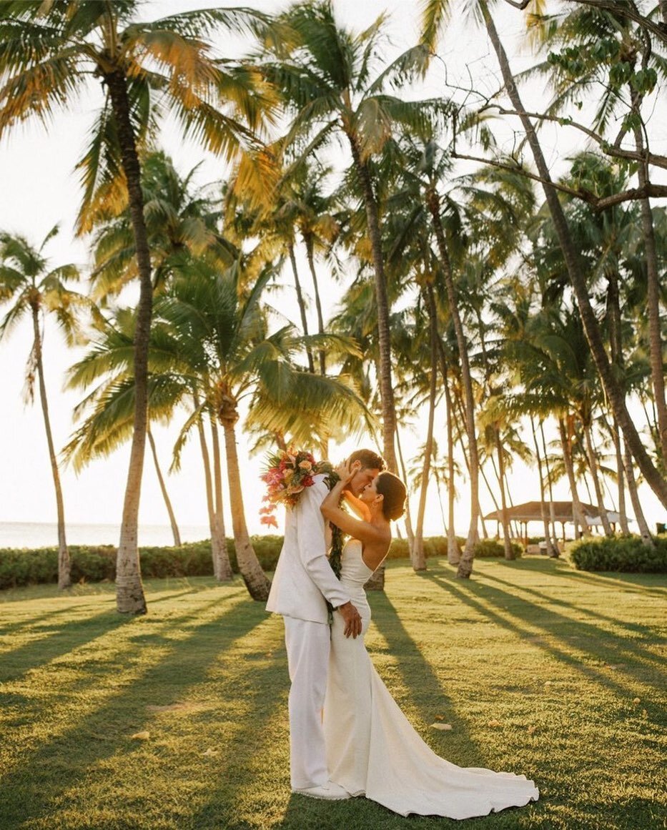 Congratulations to Kelli &amp; Kyle! 🥂🎊
📸 @mersadiolson
&bull;
#wedding #weddingphotography #weddingday #hawaiiwedding #destinationwedding #destinationweddinghawaii #lanikuhonua #dreamwedding #beachwedding #oahuwedding #weddingentertainment #weddi