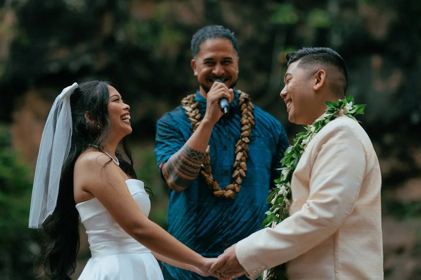 Officiating in Waimea Valley for the wedding of Victoria and Raffy 😊🌧️🌺 

📸 @mar.mizunaka