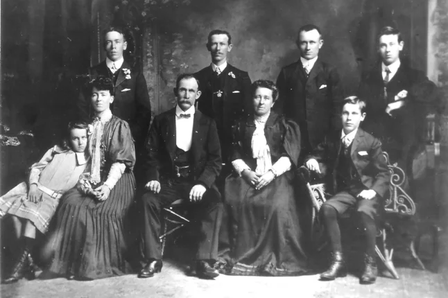 Back: Robert (21), Thomas (27), James (Jim, 25), Henry (Harry, 23). Front: Elizabeth (Bessie, 12), Catherine (28), Thomas Smith (65), Catherine (61), Joseph (Joe, 14).