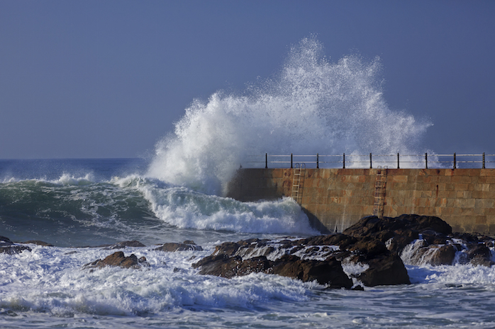 The wind whips up big waves ©iStock